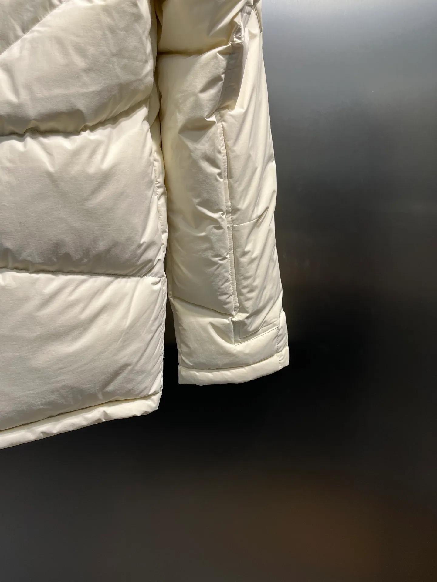 P1000 moncler 🌟 2025 new autumn and winter down jacket. Original 1:1 customized hardware accessories, all imported and original customization. Welcome to compare at the counter. Absolutely high quality. Made of top 90 down. Super soft. Full and fluffy. Super heavy workmanship. Fabric workmanship. 👍Perfect version. Note⚠The fabric is super comfortable. Exclusive model. Non-market product. Same style for men and women. Size: s-xxl