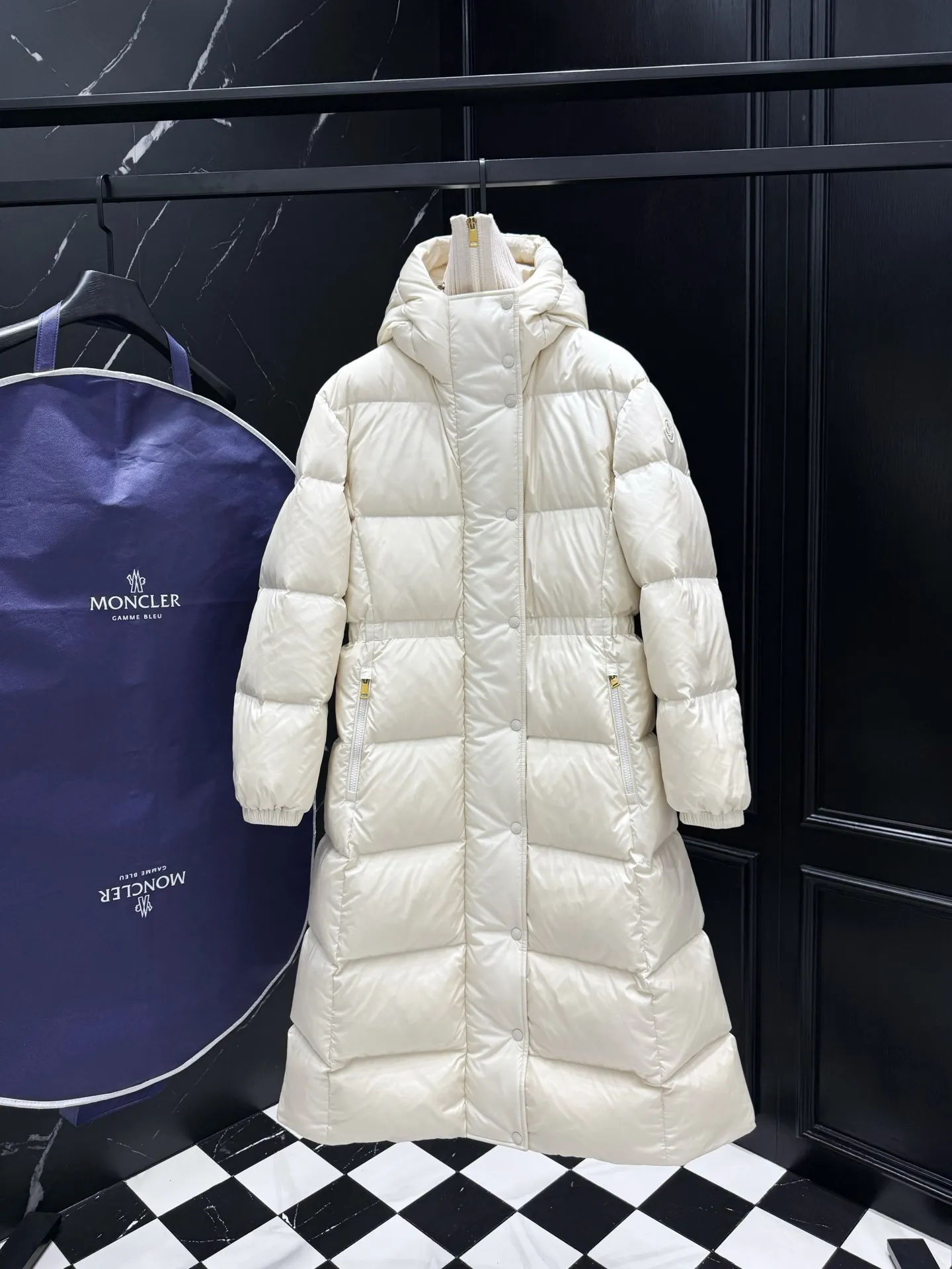 P1060 "Second Generation Escaped Princess" Moncler Chamer women's hooded long down jacket. The Chamer long down jacket is elegant with exquisite fabrics and soft silhouette. Made of nylon fabric, it has a comfortable and silky texture. Hooded design adds practicality. Size: 1234 Style: New Princess on the Run Color: Black White