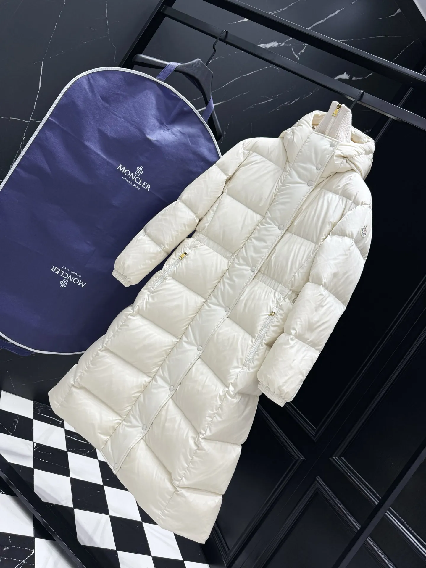P1060 "Second Generation Escaped Princess" Moncler Chamer women's hooded long down jacket. The Chamer long down jacket is elegant with exquisite fabrics and soft silhouette. Made of nylon fabric, it has a comfortable and silky texture. Hooded design adds practicality. Size: 1234 Style: New Princess on the Run Color: Black White