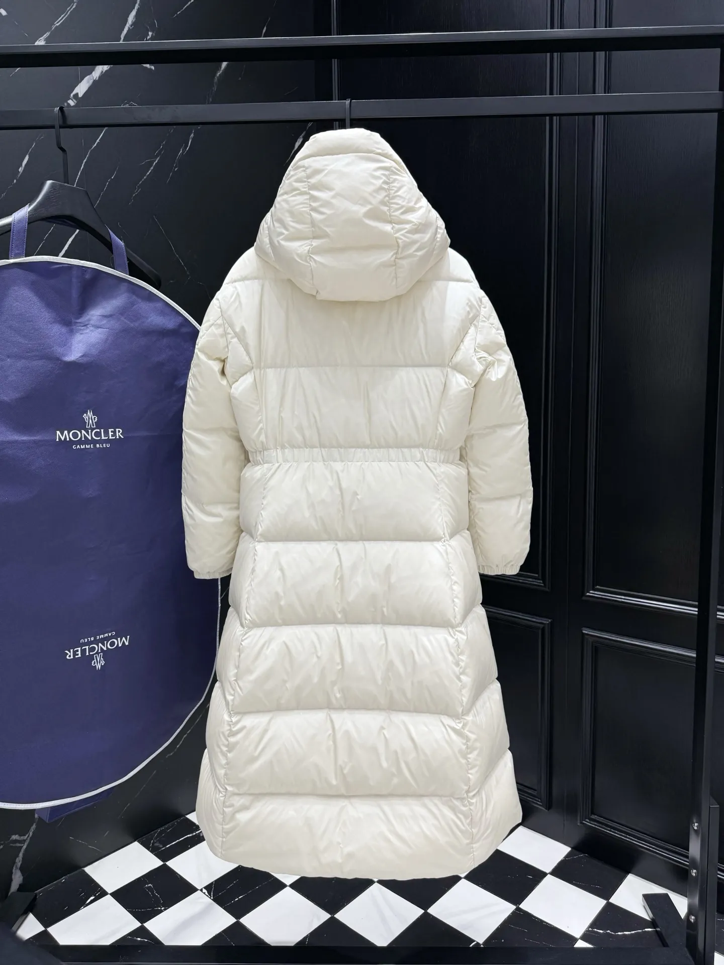P1060 "Second Generation Escaped Princess" Moncler Chamer women's hooded long down jacket. The Chamer long down jacket is elegant with exquisite fabrics and soft silhouette. Made of nylon fabric, it has a comfortable and silky texture. Hooded design adds practicality. Size: 1234 Style: New Princess on the Run Color: Black White