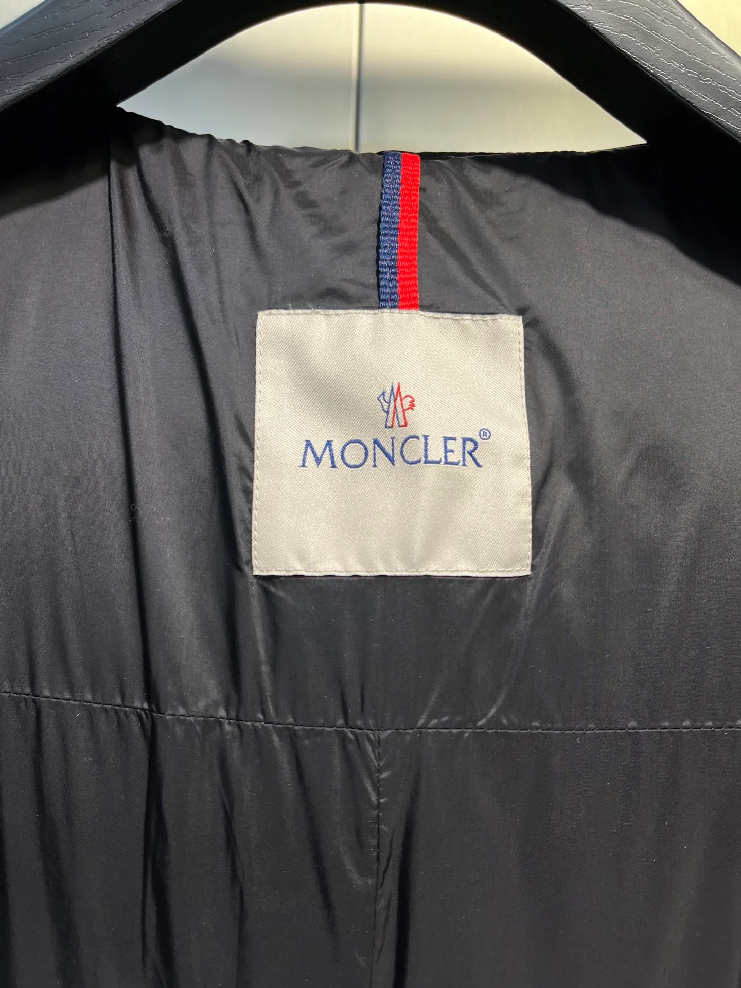 P880 Moncler 🌟25 new autumn and winter style BROSSE short hooded V-stitched design with waist slimming belt, down jacket girdle design, super slim V-shaped line, visually slimming temperament, with logo belt buckle, fashionable, matte fabric, high-end atmosphere, comfortable and warm upper body, zipper resin zipper, special craftsmanship, hardware puller, belt buckle sticker protection, exquisite details, moderate thickness of overall clothes, not bloated. Color: Beige Black Size: 0-1-2-3