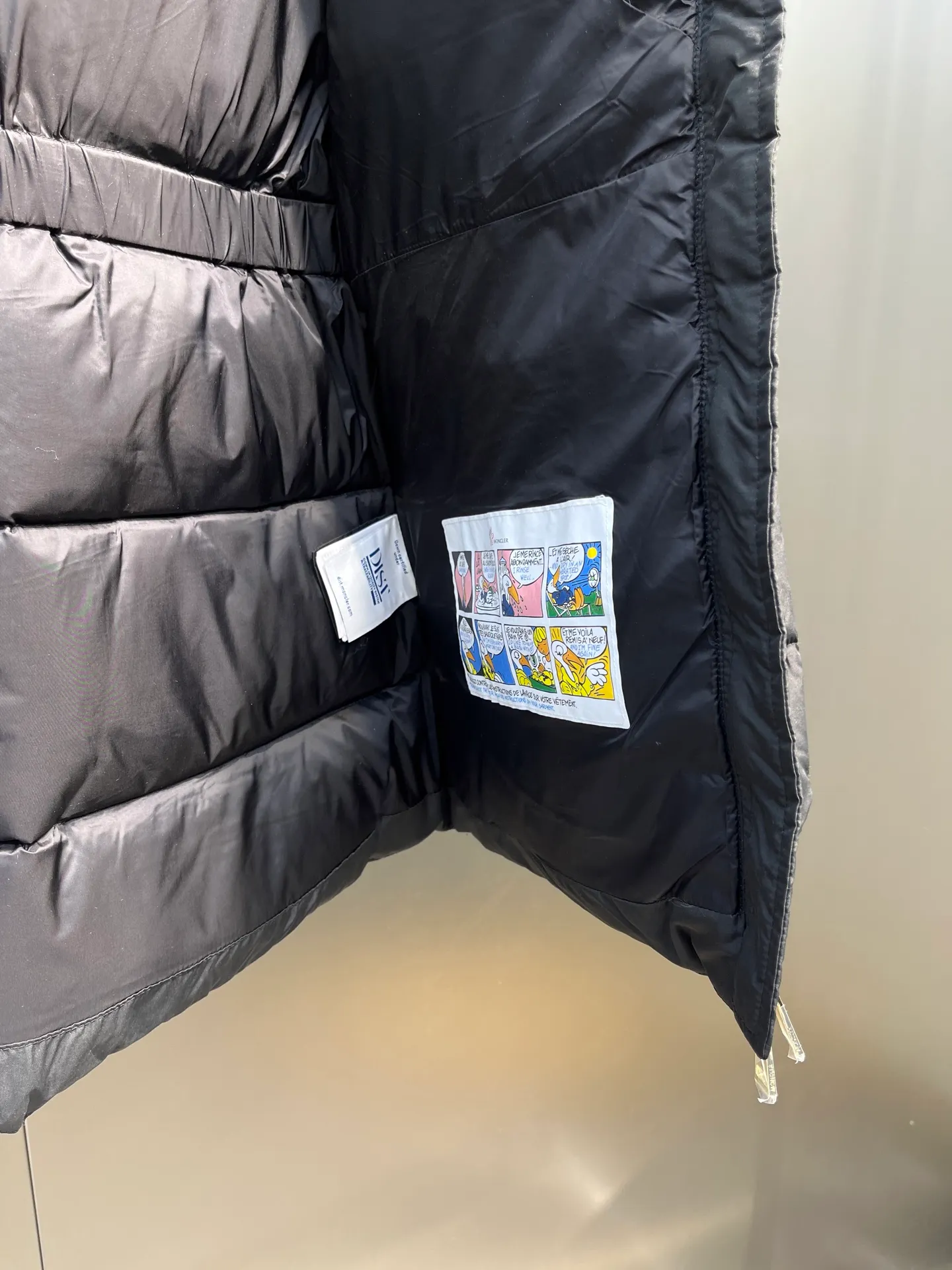 P880 Moncler 🌟25 new autumn and winter style BROSSE short hooded V-stitched design with waist slimming belt, down jacket girdle design, super slim V-shaped line, visually slimming temperament, with logo belt buckle, fashionable, matte fabric, high-end atmosphere, comfortable and warm upper body, zipper resin zipper, special craftsmanship, hardware puller, belt buckle sticker protection, exquisite details, moderate thickness of overall clothes, not bloated. Color: Beige Black Size: 0-1-2-3