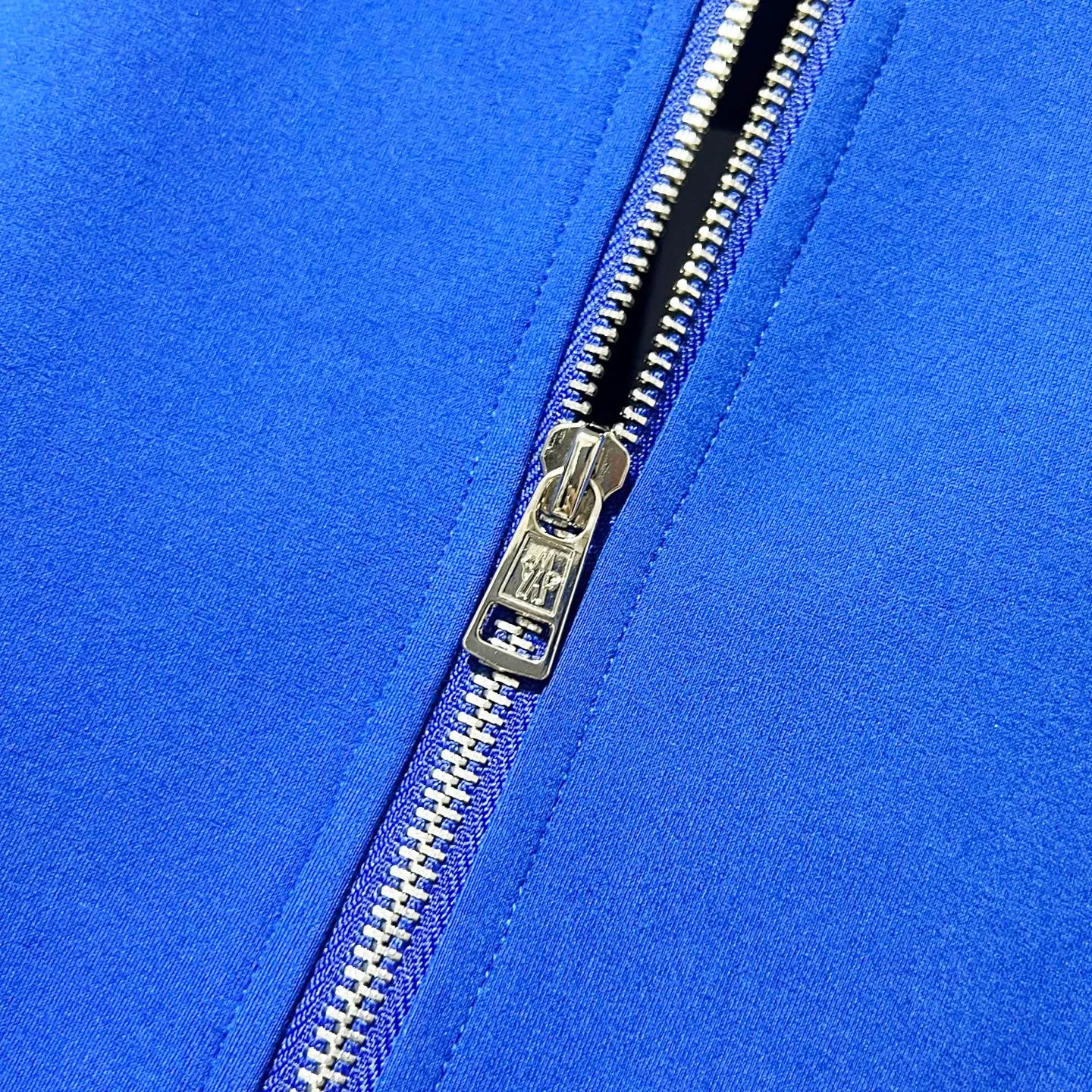 P270 MONCLER/Mask Customized fabric suit zipper jacket Simple side webbing splicing craftsmanship brand chapter logo Official synchronization High version High quality Fashion personality Versatile trend Pure original quality Original fabric Hang tag Collar label Washed wheat Complete with three standards Color: Black. Blue. Gray. Size: S-2XL