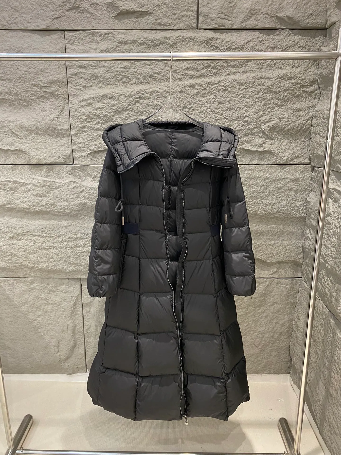 P980 top foreign trade Moncler masked Faucon long women's hooded down jacket👸Princess on the run👸A must-have item! ! Faucon women's long down interprets classic items in new proportions, showing impeccable fashion style. The Faucon long down is made of polyester fabric and has a slim, wide silhouette with a nipped-in waist. The Longue saison lining is lightweight and the three-dimensional hood adds a finishing touch to the style. Made of polyester •Longue saison lining •Down filling •Adjustable hood •Zip closure •Zip pockets •Elastic waist •Logo patch