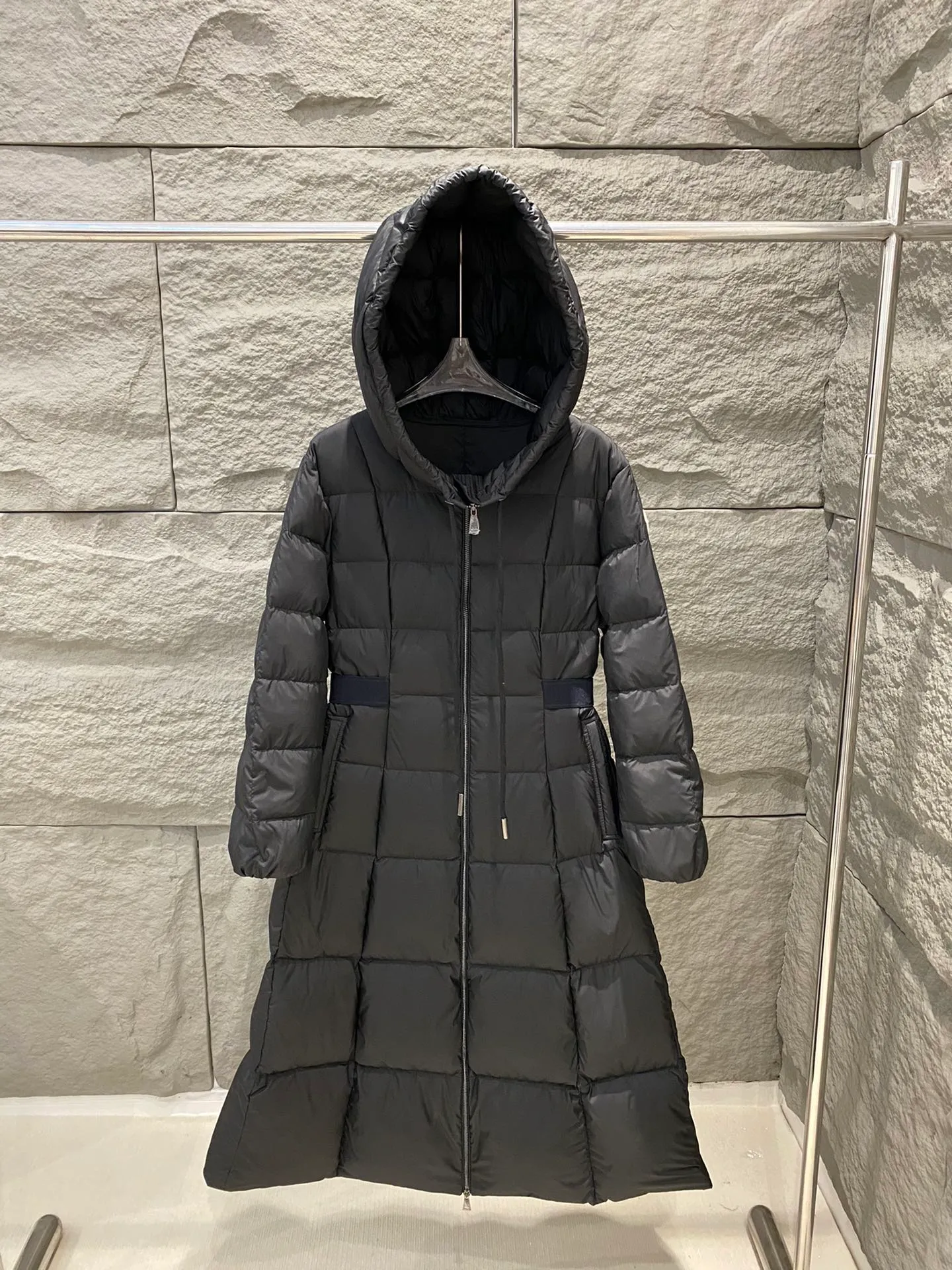 P980 top foreign trade Moncler masked Faucon long women's hooded down jacket👸Princess on the run👸A must-have item! ! Faucon women's long down interprets classic items in new proportions, showing impeccable fashion style. The Faucon long down is made of polyester fabric and has a slim, wide silhouette with a nipped-in waist. The Longue saison lining is lightweight and the three-dimensional hood adds a finishing touch to the style. Made of polyester •Longue saison lining •Down filling •Adjustable hood •Zip closure •Zip pockets •Elastic waist •Logo patch