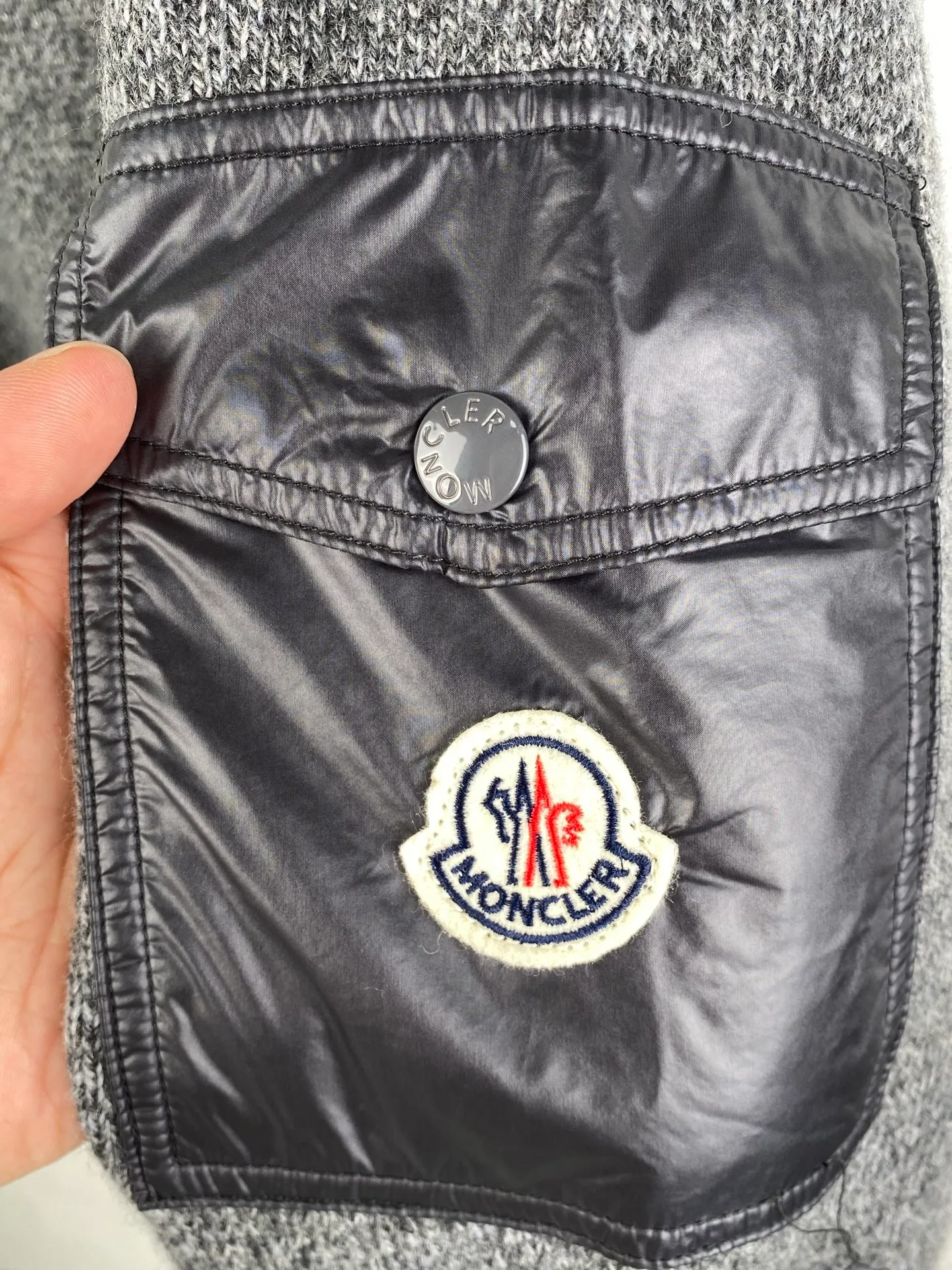 P440 MONCLER round neck long-sleeved wool and cashmere sweater ●Authentic 6950 purchase and development ●30% wool double-ply blended wool ●Custom-dyed nylon windbreaker material ●Using Japanese imported loom (silver flute) seven needles ●Wool enzyme washing ●Template embroidery ●Customized 1:1 chapter ●Customized 1:1 buttons ●Customized 1:1 trademark ●Fit-fitting version ●Size: S M L XL ●Dry cleaning is recommended (this product is made of wool and is not easy to machine wash)