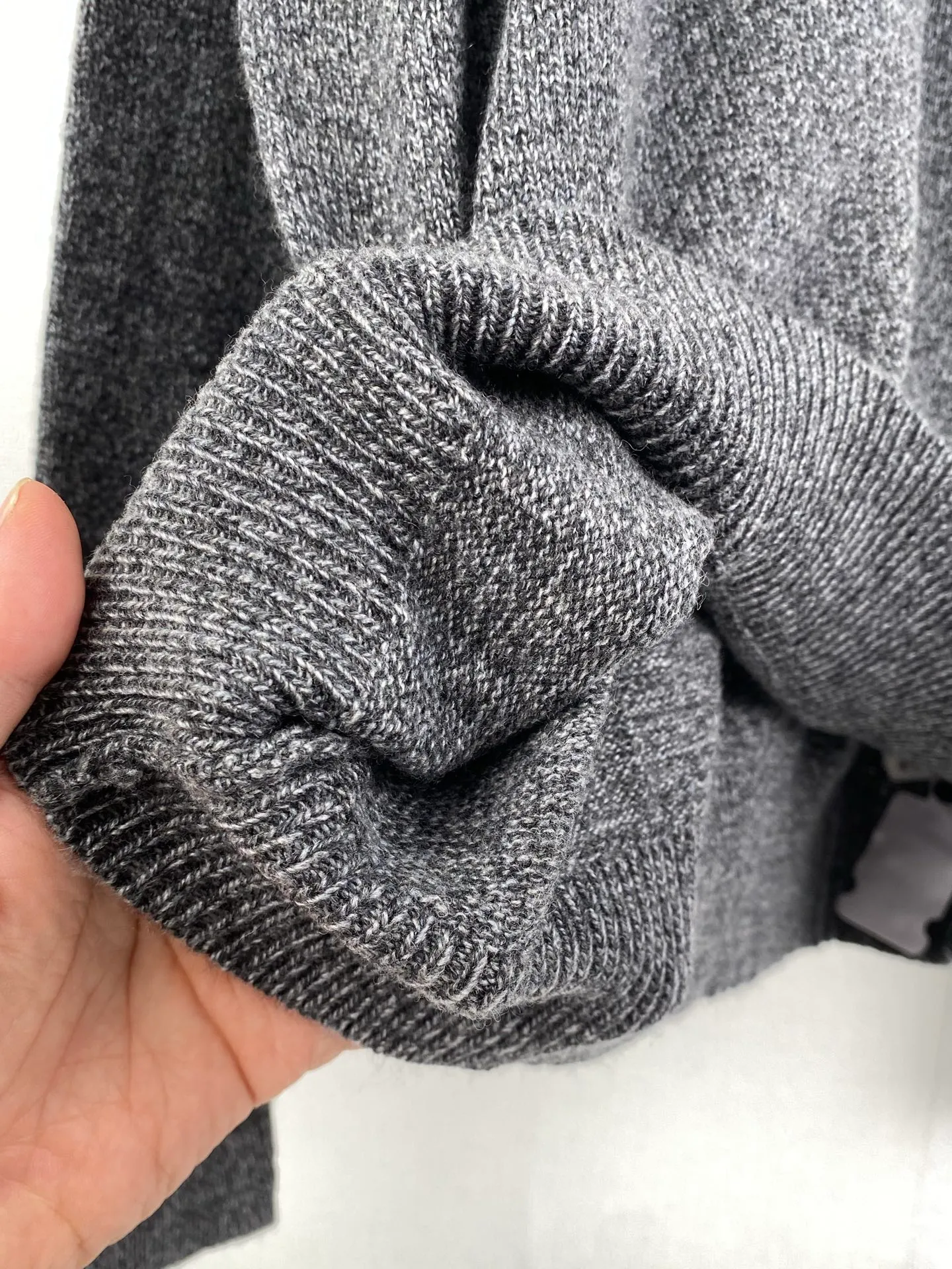 P440 MONCLER round neck long-sleeved wool and cashmere sweater ●Authentic 6950 purchase and development ●30% wool double-ply blended wool ●Custom-dyed nylon windbreaker material ●Using Japanese imported loom (silver flute) seven needles ●Wool enzyme washing ●Template embroidery ●Customized 1:1 chapter ●Customized 1:1 buttons ●Customized 1:1 trademark ●Fit-fitting version ●Size: S M L XL ●Dry cleaning is recommended (this product is made of wool and is not easy to machine wash)
