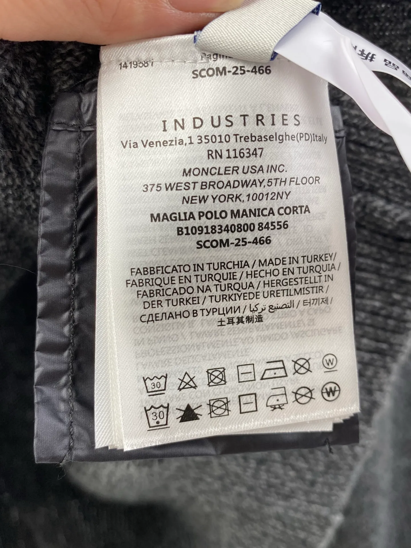 P440 MONCLER round neck long-sleeved wool and cashmere sweater ●Authentic 6950 purchase and development ●30% wool double-ply blended wool ●Custom-dyed nylon windbreaker material ●Using Japanese imported loom (silver flute) seven needles ●Wool enzyme washing ●Template embroidery ●Customized 1:1 chapter ●Customized 1:1 buttons ●Customized 1:1 trademark ●Fit-fitting version ●Size: S M L XL ●Dry cleaning is recommended (this product is made of wool and is not easy to machine wash)
