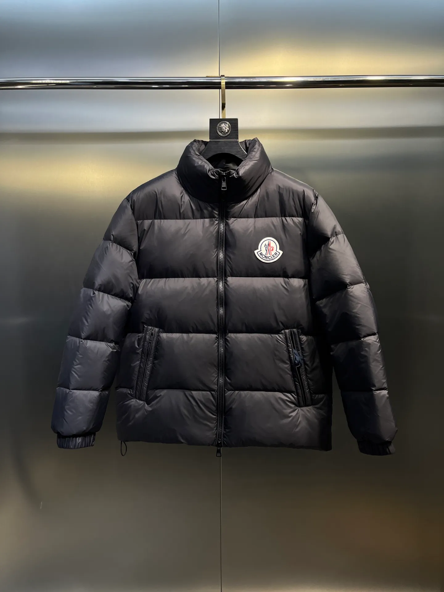 P840 Moncler Citala🌟 Short men's down jacket. Looking at it, there is no other version on the market that can beat it. 130w + one ton of premium European gooseneck velvet filling. 850+ fill power, which is twice as thick as the market version and twice as light. Citala men's short down jacket is made of pop-colored light fabric, highlighting the vitality of the series. Made from lightweight nylon with a longue saison lining, the Citala down jacket is comfortable and warm without being bulky. This cropped down jacket has a comfortable fit, a signature turtleneck and a quilted, checkered silhouette. Details size: 12345