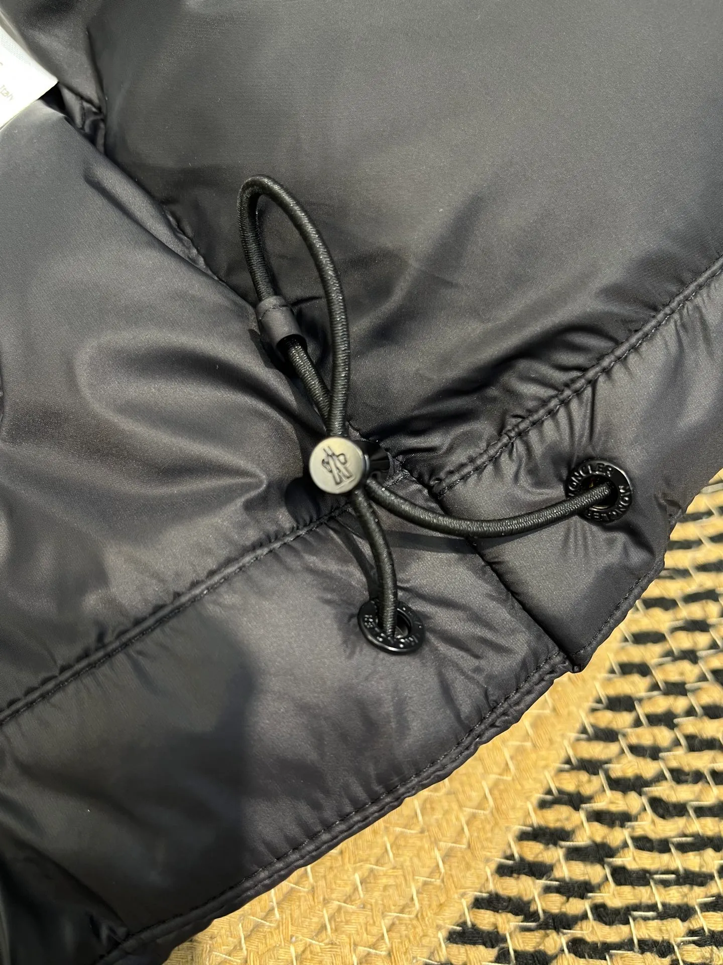 P840 Moncler Citala🌟 Short men's down jacket. Looking at it, there is no other version on the market that can beat it. 130w + one ton of premium European gooseneck velvet filling. 850+ fill power, which is twice as thick as the market version and twice as light. Citala men's short down jacket is made of pop-colored light fabric, highlighting the vitality of the series. Made from lightweight nylon with a longue saison lining, the Citala down jacket is comfortable and warm without being bulky. This cropped down jacket has a comfortable fit, a signature turtleneck and a quilted, checkered silhouette. Details size: 12345