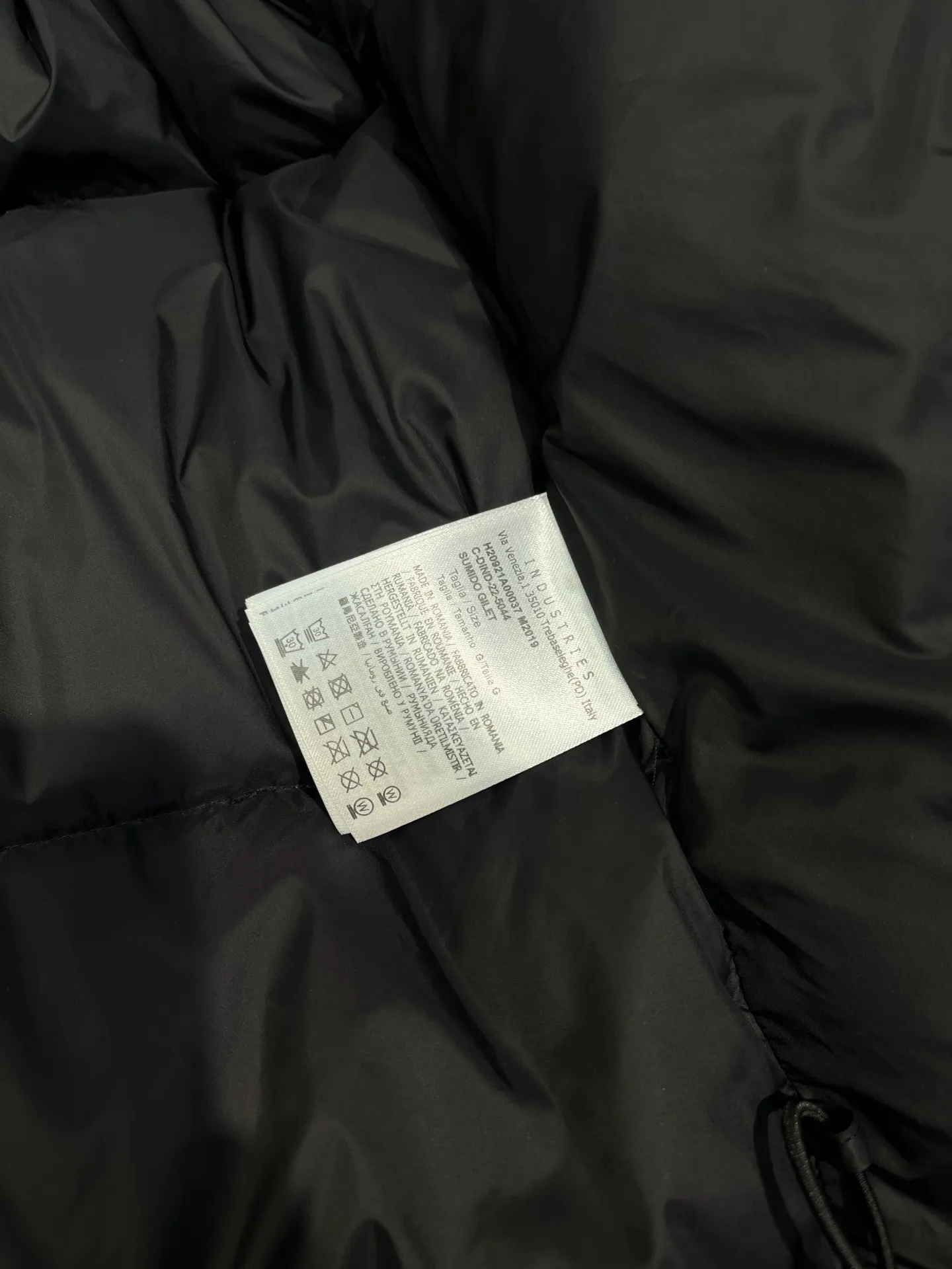 P840 Moncler Citala🌟 Short men's down jacket. Looking at it, there is no other version on the market that can beat it. 130w + one ton of premium European gooseneck velvet filling. 850+ fill power, which is twice as thick as the market version and twice as light. Citala men's short down jacket is made of pop-colored light fabric, highlighting the vitality of the series. Made from lightweight nylon with a longue saison lining, the Citala down jacket is comfortable and warm without being bulky. This cropped down jacket has a comfortable fit, a signature turtleneck and a quilted, checkered silhouette. Details size: 12345
