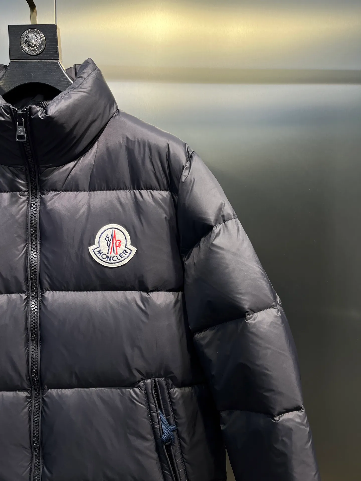 P840 Moncler Citala🌟 Short men's down jacket. Looking at it, there is no other version on the market that can beat it. 130w + one ton of premium European gooseneck velvet filling. 850+ fill power, which is twice as thick as the market version and twice as light. Citala men's short down jacket is made of pop-colored light fabric, highlighting the vitality of the series. Made from lightweight nylon with a longue saison lining, the Citala down jacket is comfortable and warm without being bulky. This cropped down jacket has a comfortable fit, a signature turtleneck and a quilted, checkered silhouette. Details size: 12345