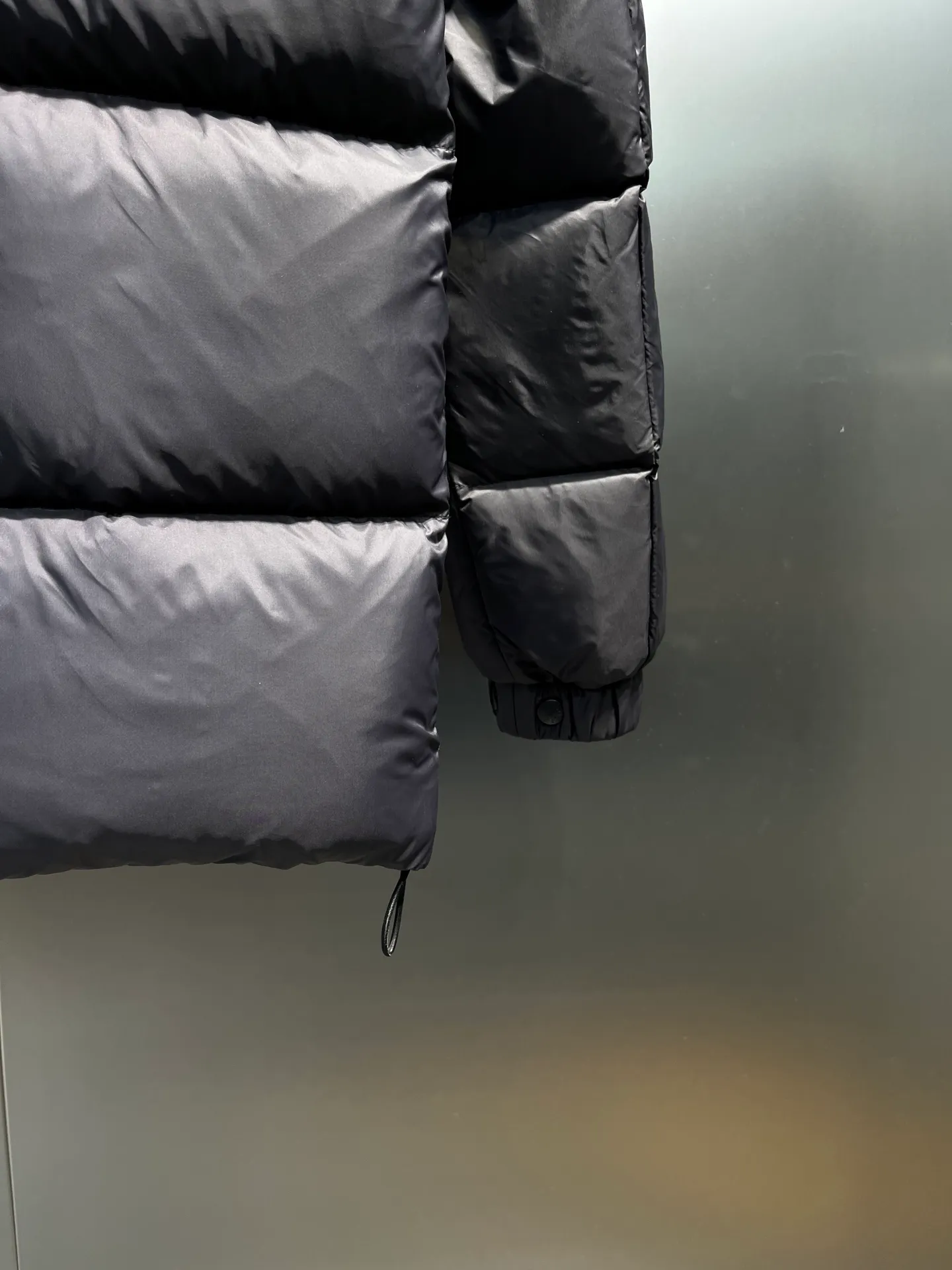 P840 Moncler Citala🌟 Short men's down jacket. Looking at it, there is no other version on the market that can beat it. 130w + one ton of premium European gooseneck velvet filling. 850+ fill power, which is twice as thick as the market version and twice as light. Citala men's short down jacket is made of pop-colored light fabric, highlighting the vitality of the series. Made from lightweight nylon with a longue saison lining, the Citala down jacket is comfortable and warm without being bulky. This cropped down jacket has a comfortable fit, a signature turtleneck and a quilted, checkered silhouette. Details size: 12345