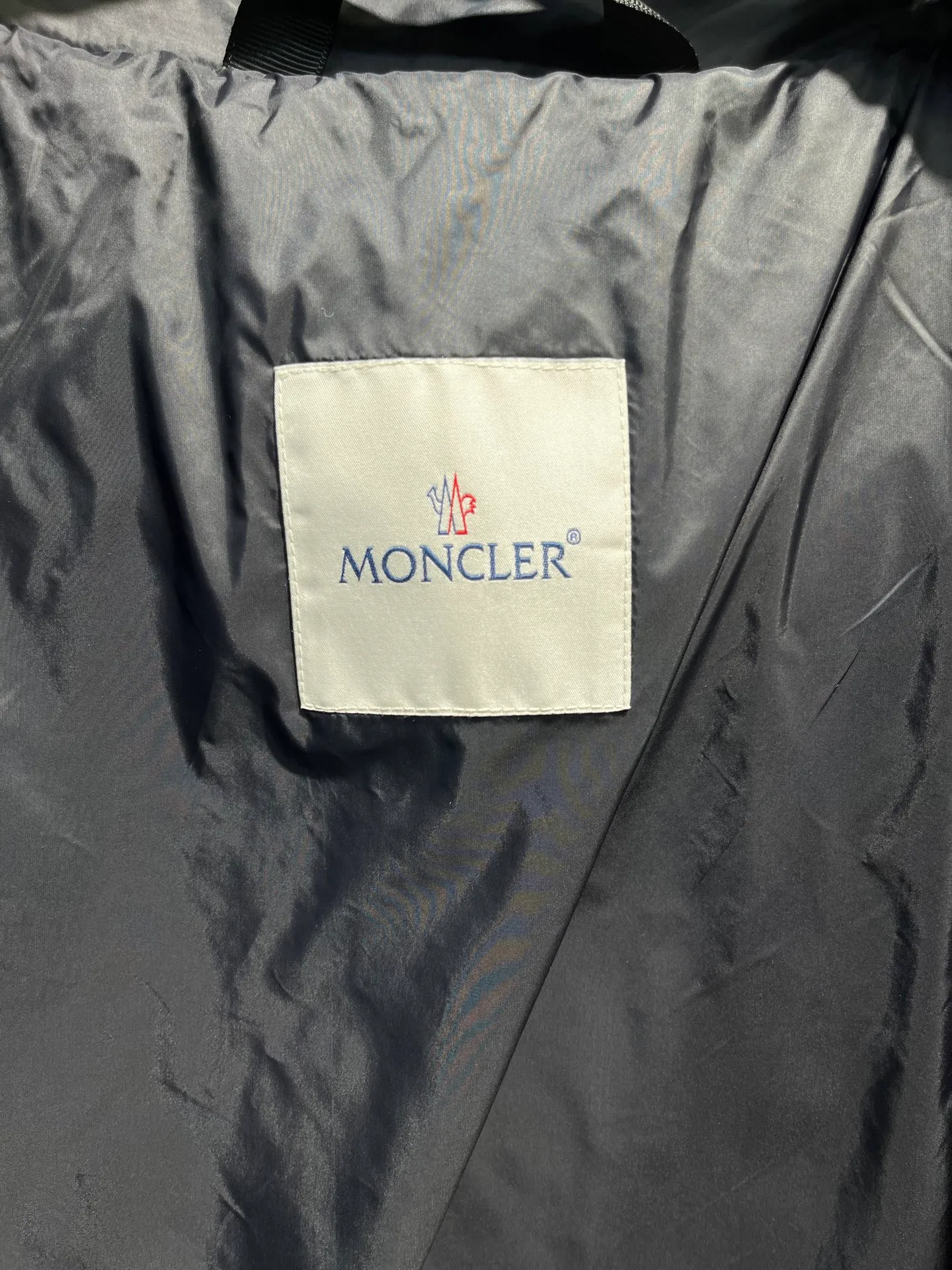 P840 Moncler Citala🌟 Short men's down jacket. Looking at it, there is no other version on the market that can beat it. 130w + one ton of premium European gooseneck velvet filling. 850+ fill power, which is twice as thick as the market version and twice as light. Citala men's short down jacket is made of pop-colored light fabric, highlighting the vitality of the series. Made from lightweight nylon with a longue saison lining, the Citala down jacket is comfortable and warm without being bulky. This cropped down jacket has a comfortable fit, a signature turtleneck and a quilted, checkered silhouette. Details size: 12345