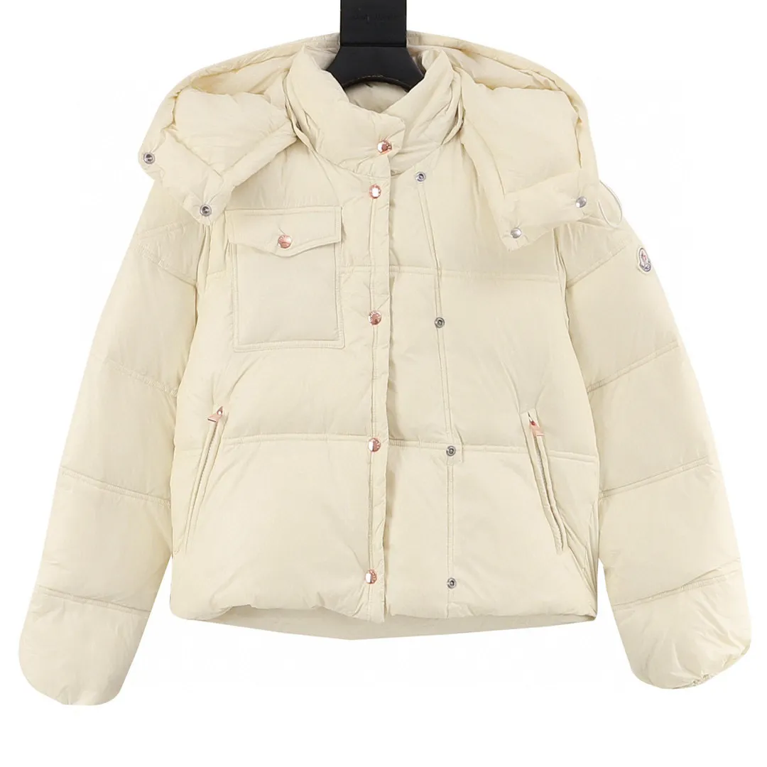 P880 Moncler muzzle women's square quilted hooded short down jacket. Premium goose down filling. Super full filling. The Erea down jacket cleverly uses shape and texture to show modern style. Short design in functional super laqué nylon with a glossy finish. This hooded insulated piece features a double-snap closure for an asymmetrical shape. The body and sleeves are quilted in varying sizes for a geometric feel. Details •Made from super laqué fabric •Nylon lining •Down filled •Removable and adjustable hood •Zip and snap closure •Zip pockets •Snap fastening at chest pocket •Drawstring hem •Style: A100# Color: Black/Cream/Light Green Sizes: 1 2 3 4
