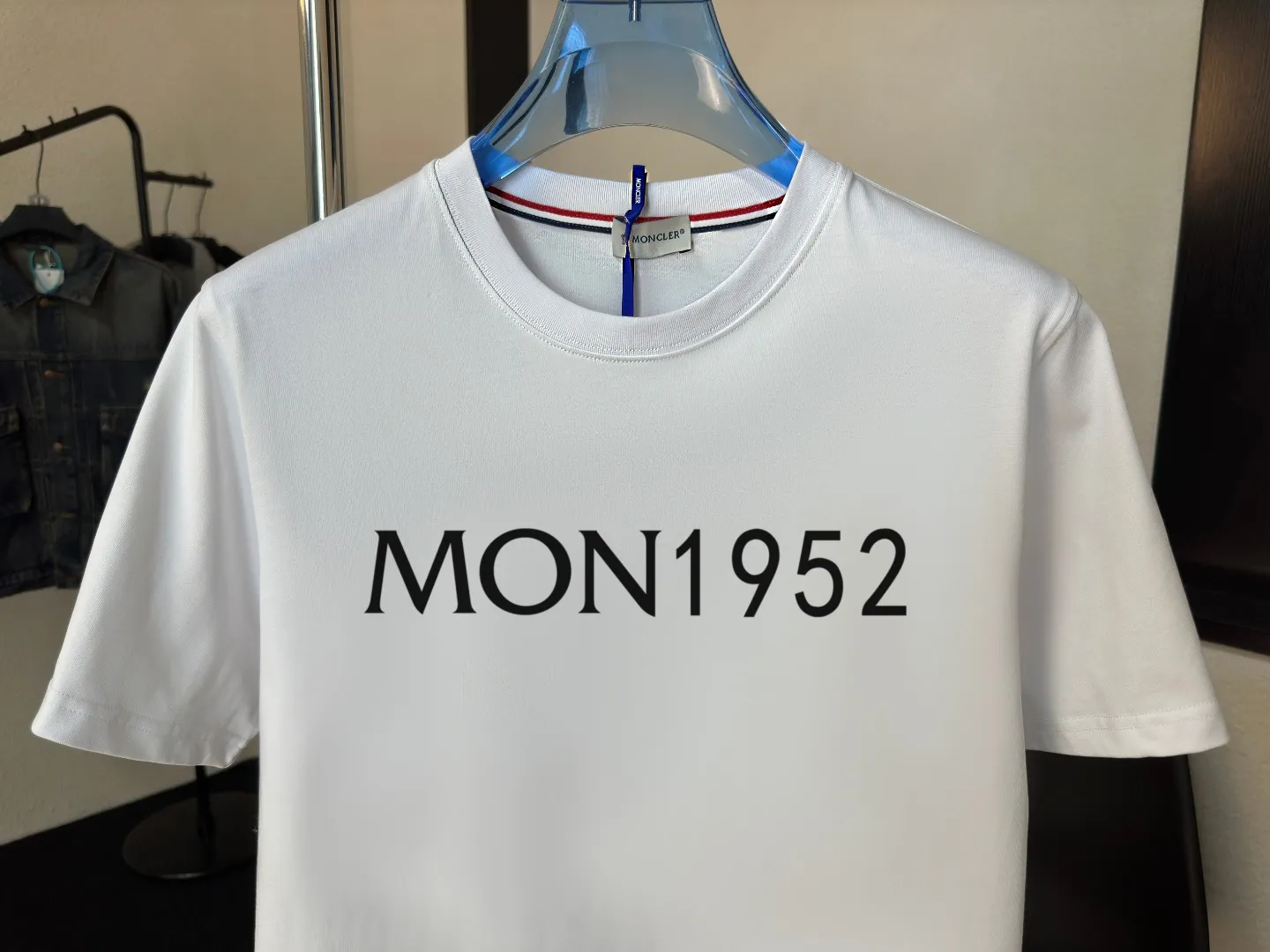 P140 Upgraded version "Mobile phone smart sensor ~ NFC chip armband ~ Direct access to the official website for anti-counterfeiting" "Moncler ~ Mouth Mouth" 2025 new high-quality round neck short-sleeved T-shirt. The cuffs have imported embroidered labels. Customized dyeing, very comfortable to touch. Super versatile and good-looking short-sleeved. Complete with three labels. Non-market ordinary version. Feel free to compare. Quality is absolutely guaranteed! ‼ First of all, this original fabric is all custom-woven with 32-count double yarn fabric, 250G, and the weight is the same‼ Fine workmanship, double waistcoat method, double waistcoat method, double waistcoat method makes the whole dress more three-dimensional, which is not a craft that ordinary T-shirts can achieve🤪 Size: S-M-L-XL-2XL Color: black, white, apricot, same style for men and women