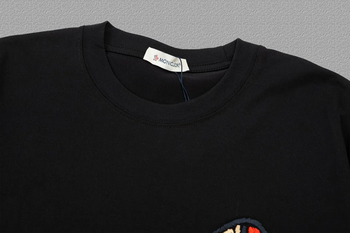 P150 [MONCLER] 2024FW short-sleeved T-shirt, embroidery technology, high-end 32s double yarn 260g fabric, heavy fabric, custom stretcher rib, same vat and dye, complete three standards, same style for men and women, color: black, white, size: S M L XL XXL