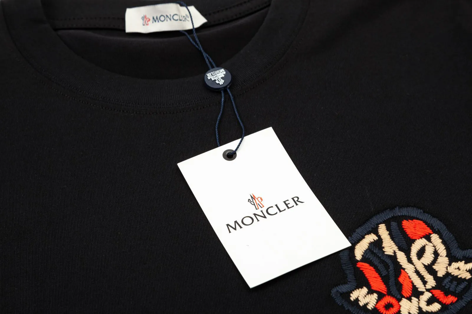 P150 [MONCLER] 2024FW short-sleeved T-shirt, embroidery technology, high-end 32s double yarn 260g fabric, heavy fabric, custom stretcher rib, same vat and dye, complete three standards, same style for men and women, color: black, white, size: S M L XL XXL