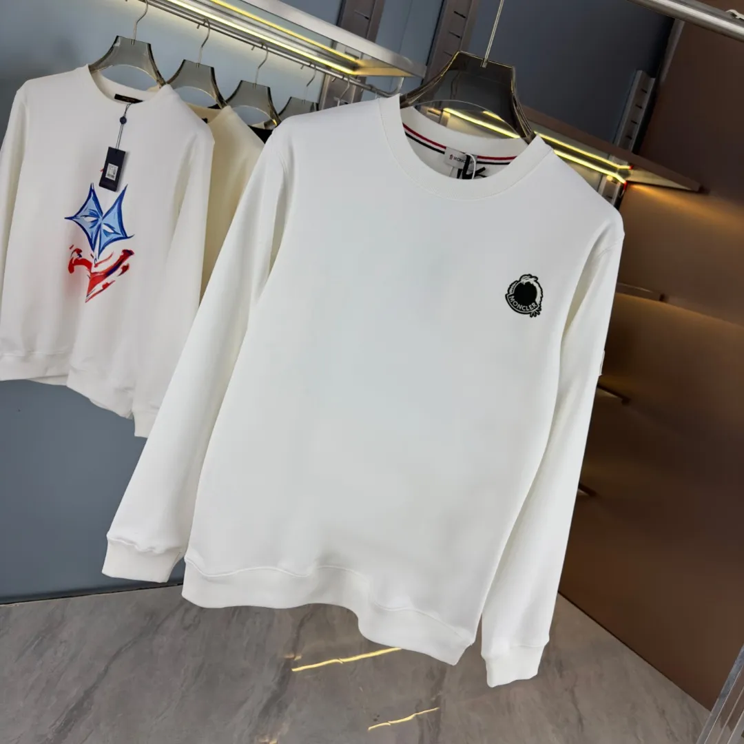 P210 High-version sweatshirt) [Long-term stock] 〖𝐌𝐎𝐍𝐂𝐋𝐄𝐑~Mask〗 Made of 440g heavy-weight fabric. It is different from the market currency. It can be matched with any variety and is properly handsome. 😎The whole dress is made of double waistcoats. The double waistcoats make the whole dress more three-dimensional. Not ordinary factories can do such fine work. 2025 Spring runway version of the T stage, on sale at the counter, round neck terry sweatshirt, high-end double-strand pure cotton, custom-made stretch ribs, dyed in the same vat, complete with three standards, matched with exquisite embroidered LOGO on the chest, simple and advanced, same style for men and women. Color: black, apricot, white, size: S M L XL 2XL