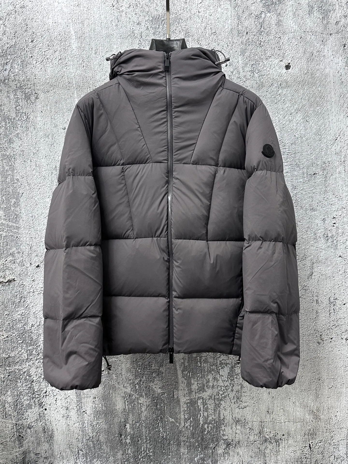 P860 [moncler] Fusain men's hooded short down jacket Exclusive hot new 2025 autumn and winter 🆕down jacket Original customized hardware accessories are all imported and original customization Welcome to compare Absolutely high quality Using top-grade 90 white duck down Super soft and full of feathers Super heavy workmanship The fabric is extremely comfortable 👍The version is perfect Note⚠The fabric is super comfortable Exclusive model Non-market goods Unisex size 1 2 3 4 5