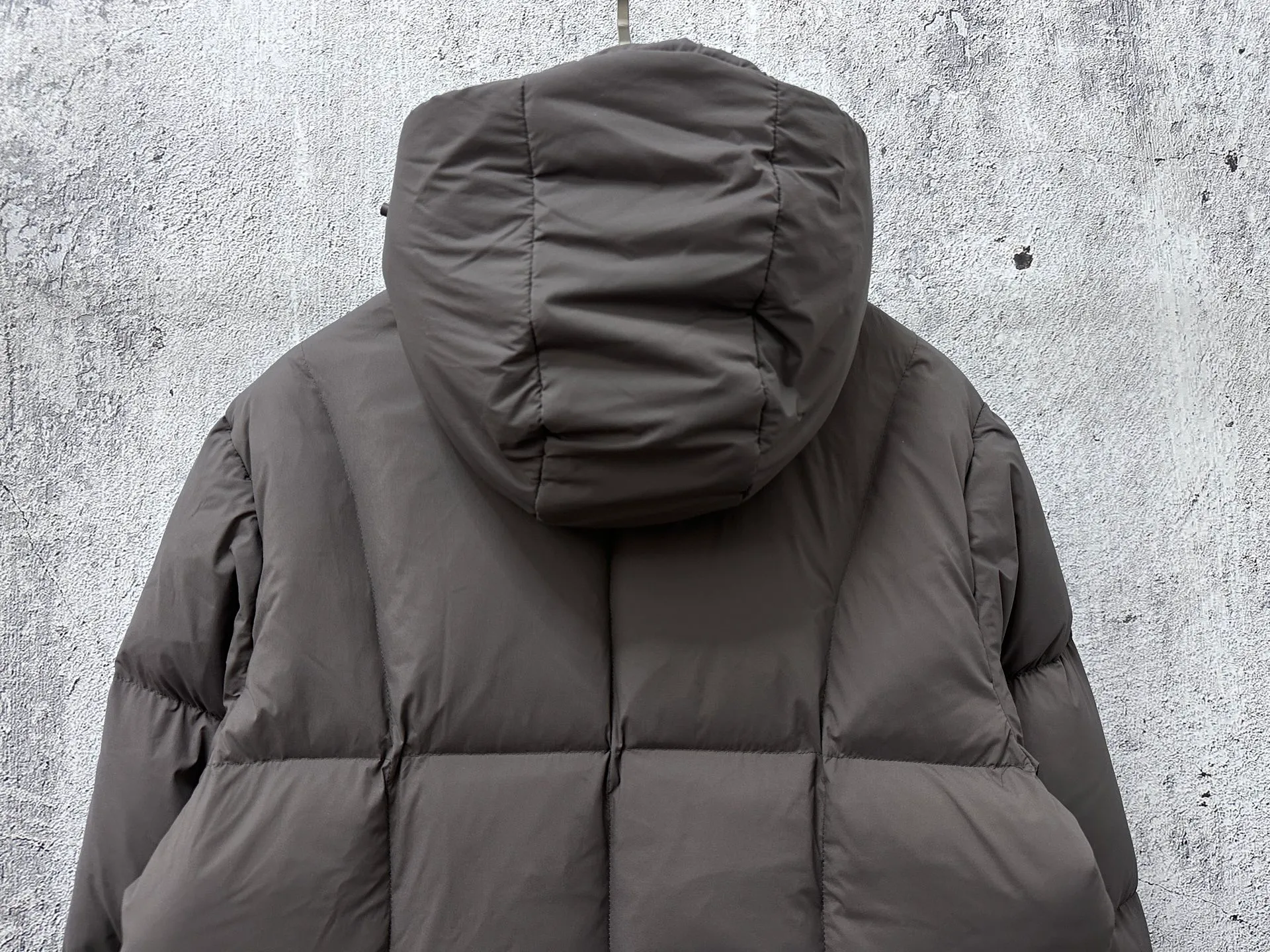 P860 [moncler] Fusain men's hooded short down jacket Exclusive hot new 2025 autumn and winter 🆕down jacket Original customized hardware accessories are all imported and original customization Welcome to compare Absolutely high quality Using top-grade 90 white duck down Super soft and full of feathers Super heavy workmanship The fabric is extremely comfortable 👍The version is perfect Note⚠The fabric is super comfortable Exclusive model Non-market goods Unisex size 1 2 3 4 5