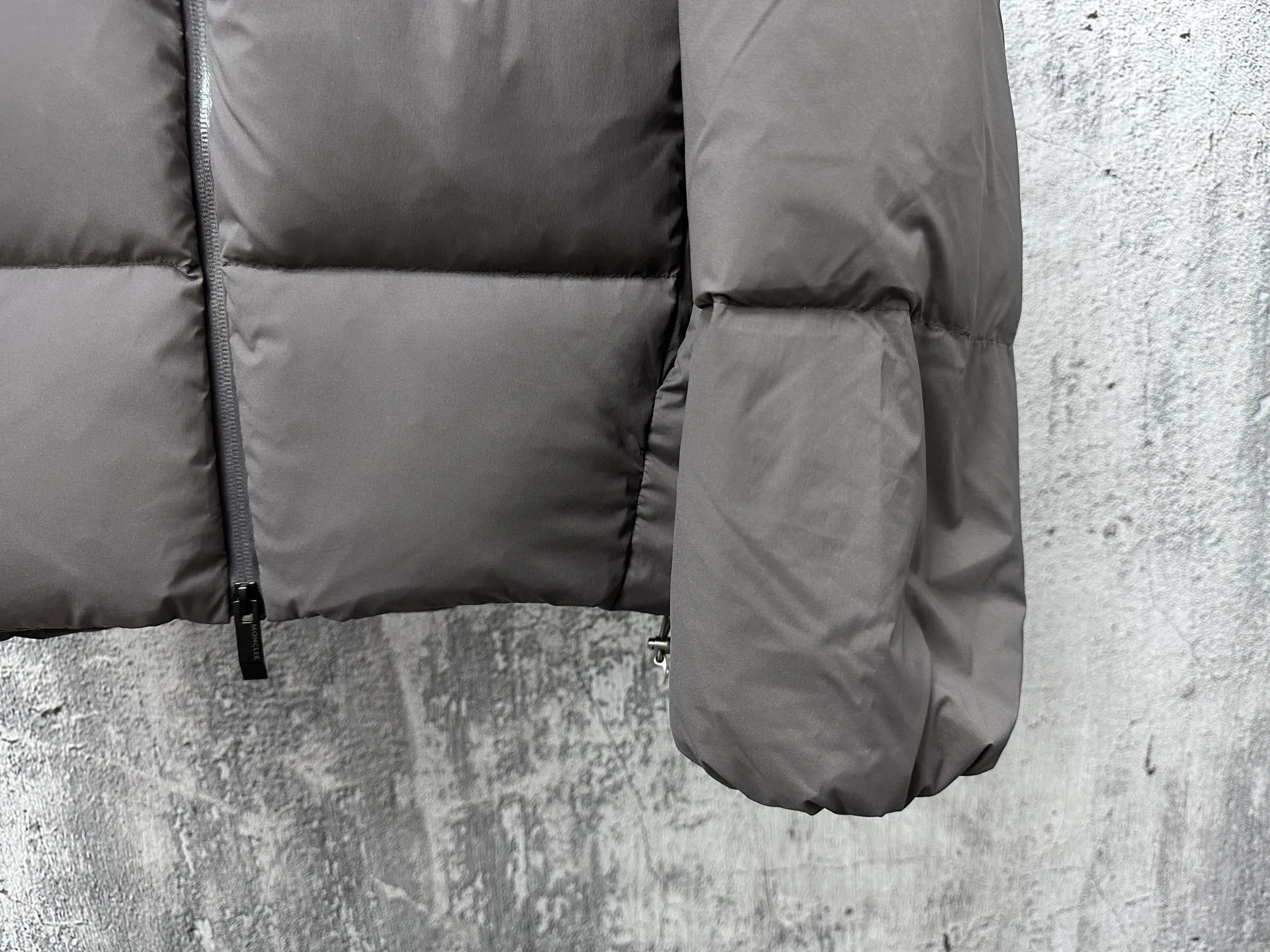 P860 [moncler] Fusain men's hooded short down jacket Exclusive hot new 2025 autumn and winter 🆕down jacket Original customized hardware accessories are all imported and original customization Welcome to compare Absolutely high quality Using top-grade 90 white duck down Super soft and full of feathers Super heavy workmanship The fabric is extremely comfortable 👍The version is perfect Note⚠The fabric is super comfortable Exclusive model Non-market goods Unisex size 1 2 3 4 5