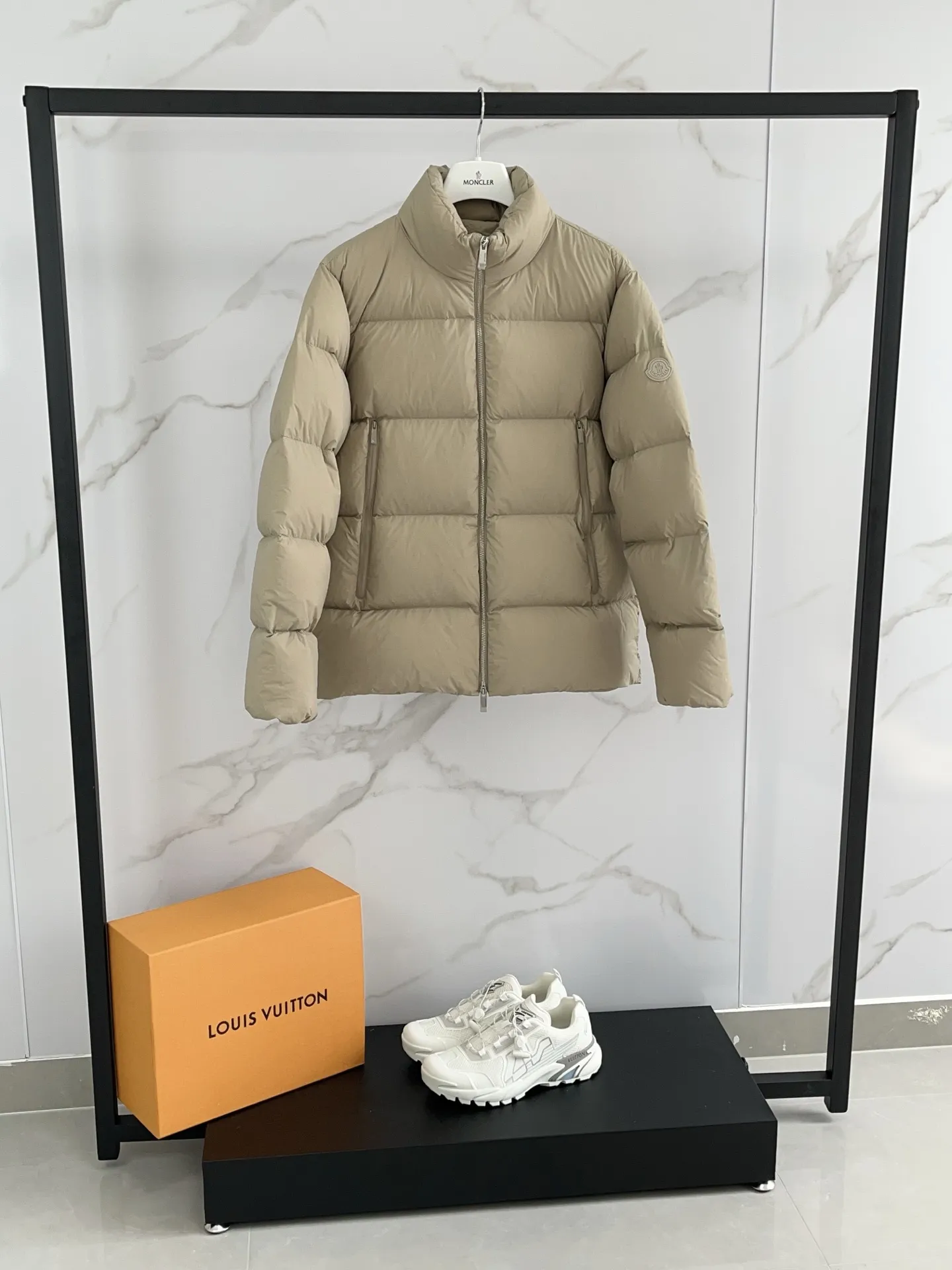 P1100 🆕❤️25 Moncler’s new Tarn men’s short down jacket Tarn down jacket cleverly combines the protection of functional fabrics with the comfort of natural fabrics. Short design made from soft nylon fabric that's lightweight and functional. Modern design with a loose fit and bold proportions. Size: 12345 Color: black light beige