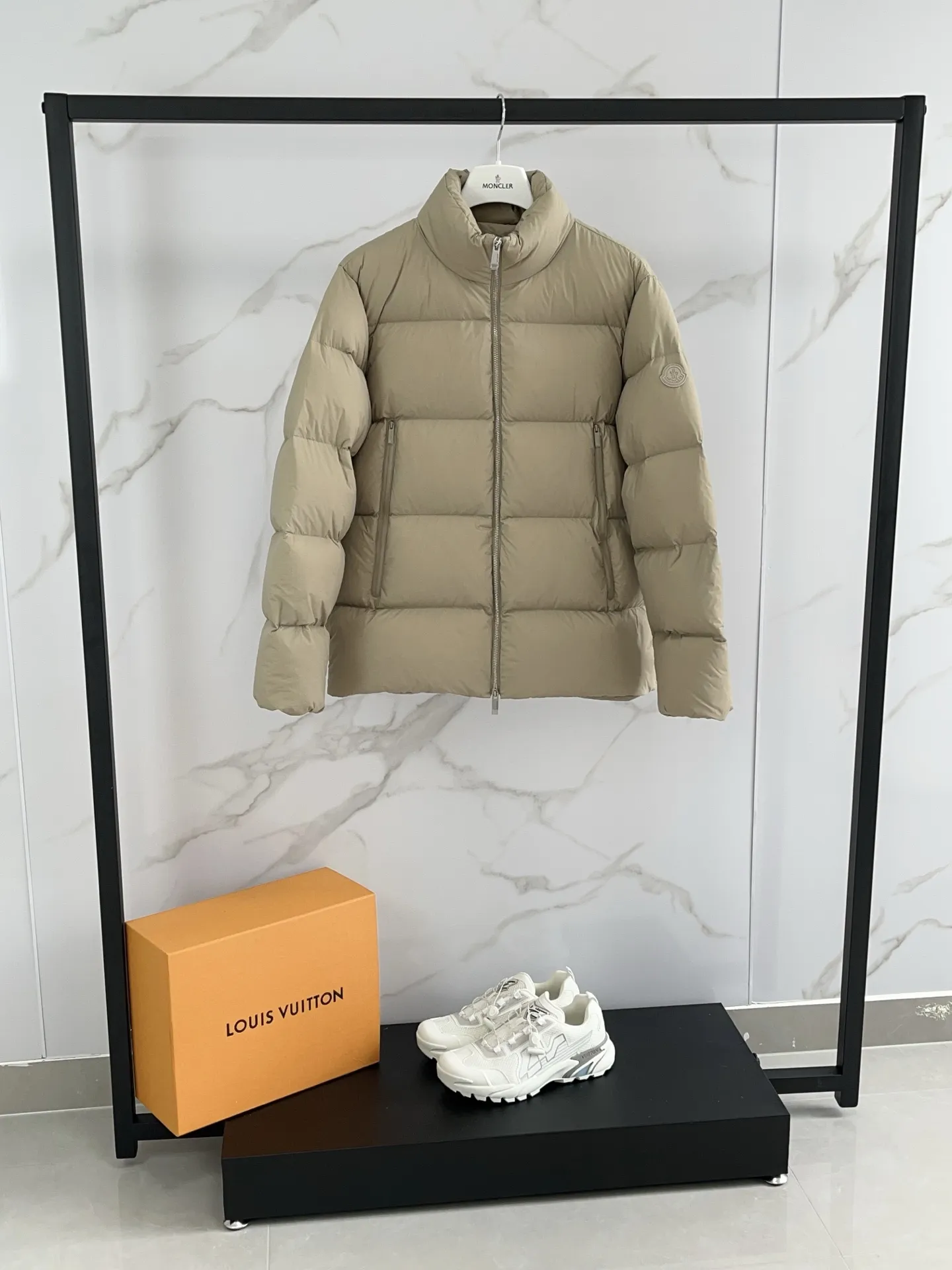 P1100 🆕❤️25 Moncler’s new Tarn men’s short down jacket Tarn down jacket cleverly combines the protection of functional fabrics with the comfort of natural fabrics. Short design made from soft nylon fabric that's lightweight and functional. Modern design with a loose fit and bold proportions. Size: 12345 Color: black light beige