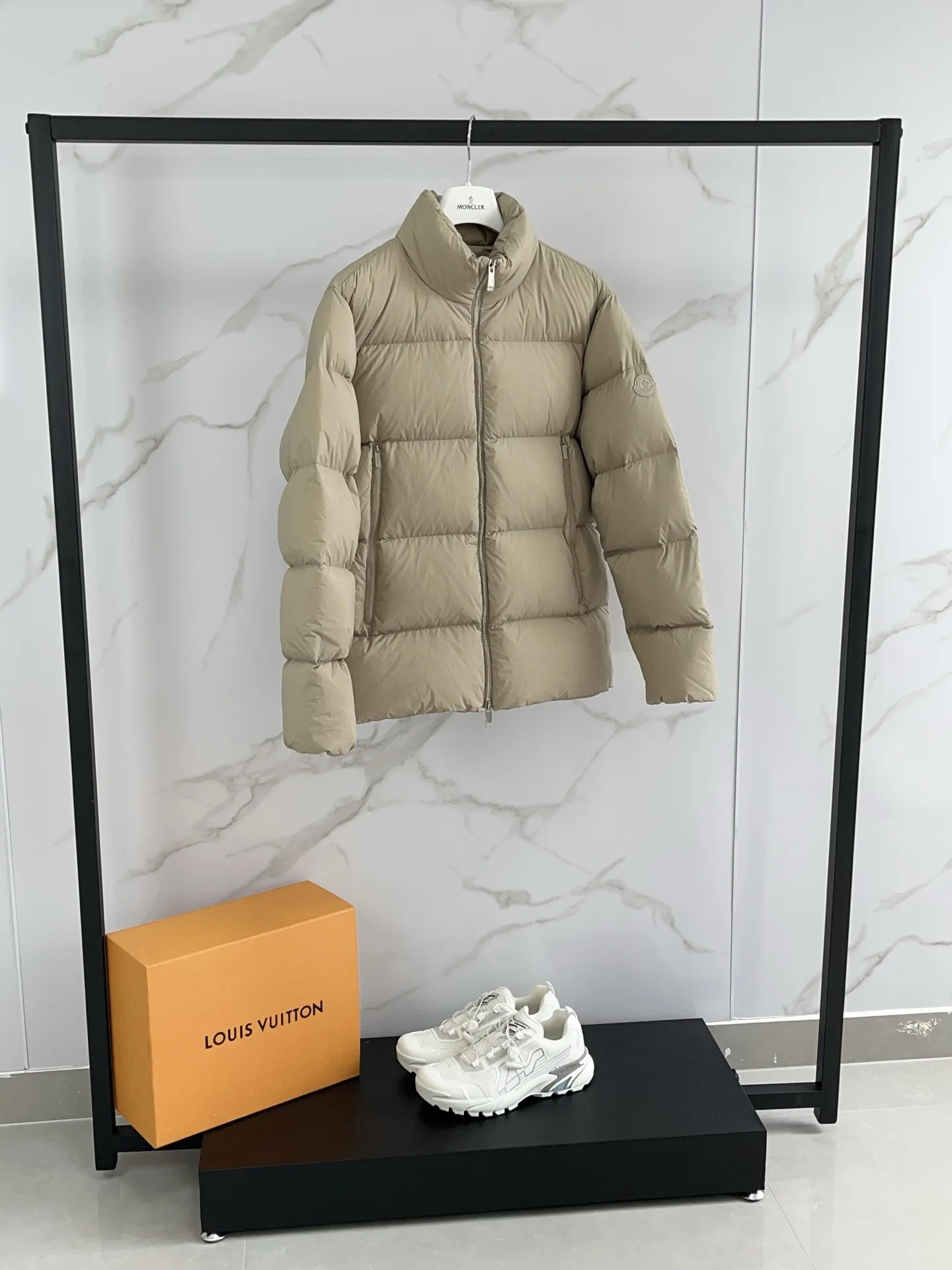 P1100 🆕❤️25 Moncler’s new Tarn men’s short down jacket Tarn down jacket cleverly combines the protection of functional fabrics with the comfort of natural fabrics. Short design made from soft nylon fabric that's lightweight and functional. Modern design with a loose fit and bold proportions. Size: 12345 Color: black light beige