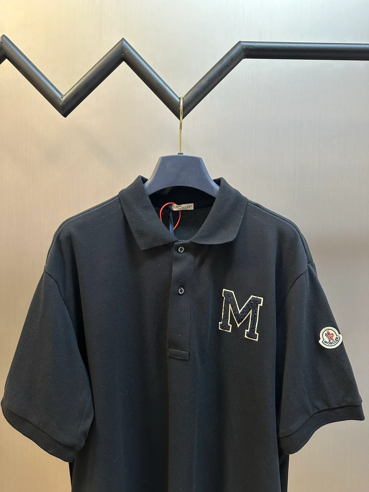 P280 Moncler terry embroidered Polo shirt, custom-made piqué pure cotton sateen, the M letter on the chest is outlined on navy blue with navy blue thread, giving the Polo shirt an instant relief-like spatial layering, which complements the badges on the sleeves and highlights the brand style.  It adopts towel embroidery technology, a traditional hand-made embroidery technology, which uses needle method to embroider. It is completed by changing the hooking action of a special machine head, and the coils are interlocked one by one, thus bringing a towel-like texture and effect.  size：s m l xl