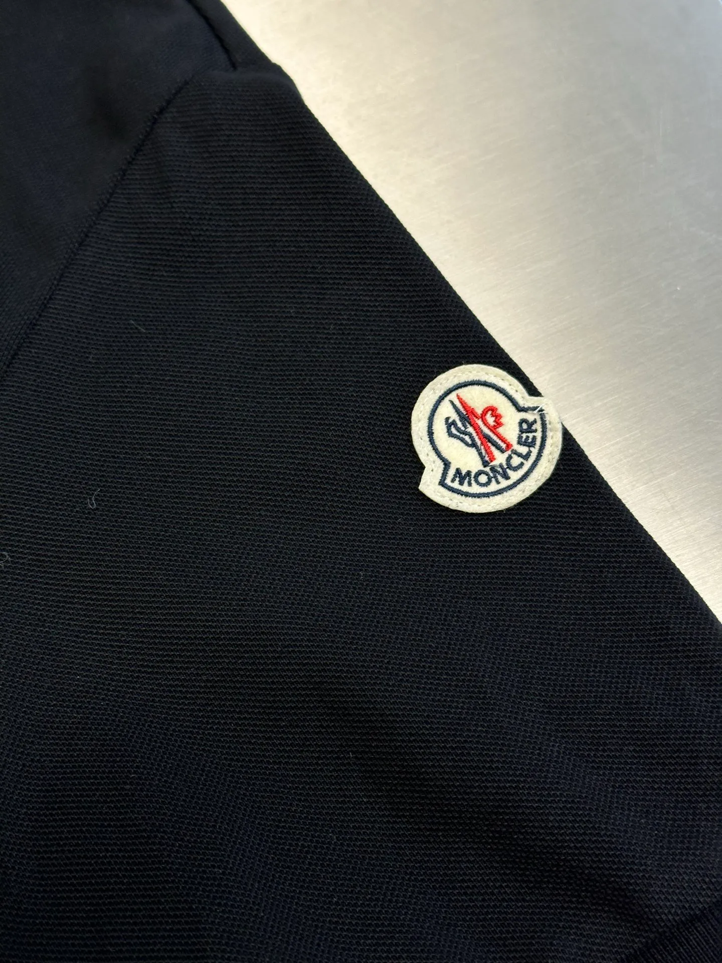 P280 Moncler terry embroidered Polo shirt, custom-made piqué pure cotton sateen, the M letter on the chest is outlined on navy blue with navy blue thread, giving the Polo shirt an instant relief-like spatial layering, which complements the badges on the sleeves and highlights the brand style.  It adopts towel embroidery technology, a traditional hand-made embroidery technology, which uses needle method to embroider. It is completed by changing the hooking action of a special machine head, and the coils are interlocked one by one, thus bringing a towel-like texture and effect.  size：s m l xl