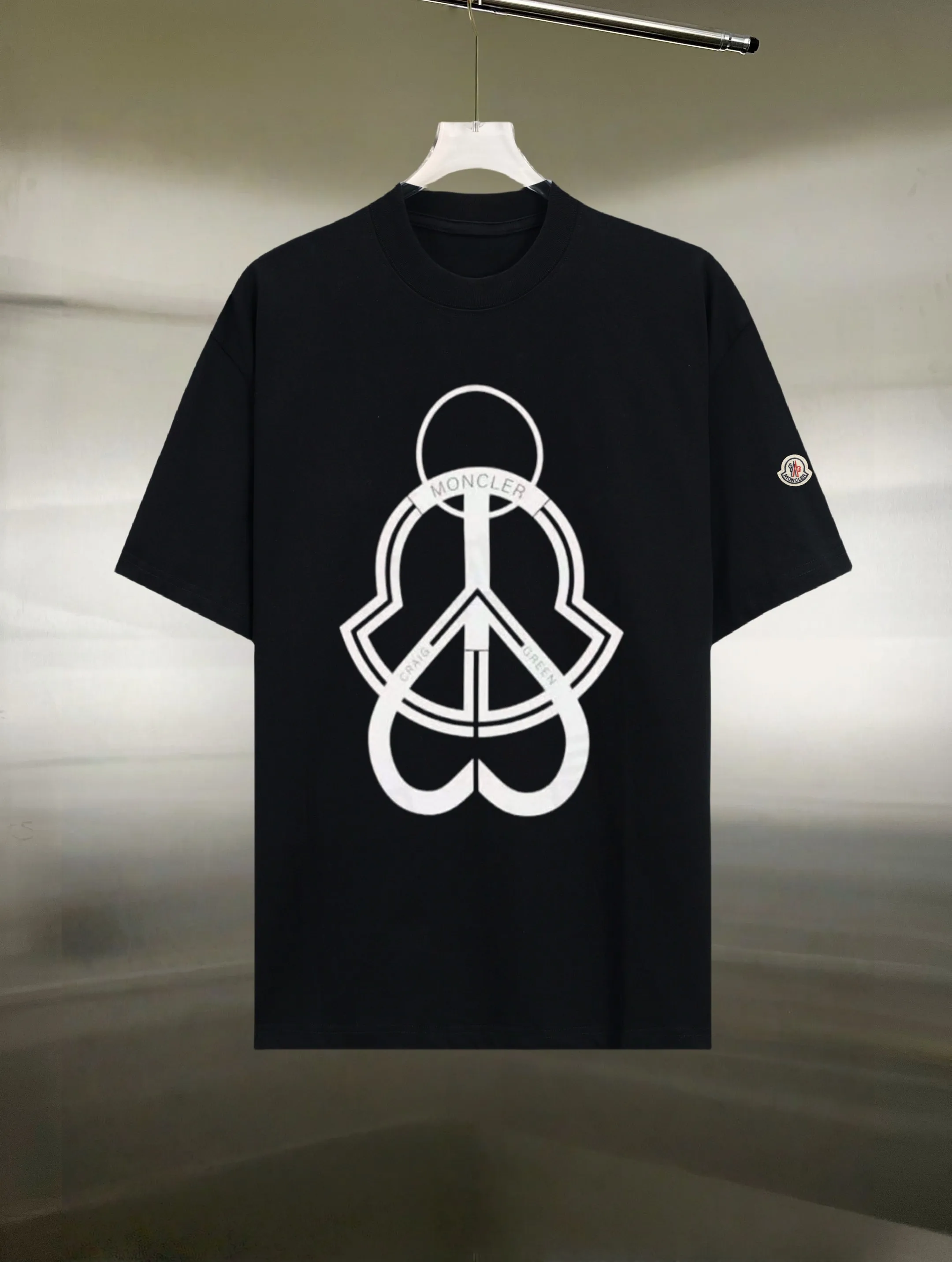 P130 Style: Moncler/muzzled short-sleeved T-shirt Fabric: 300g double yarn 100% cotton Rib: 320g Solona Process: Printing Color: White Black Size: S M L XL XXL No gender distinction, same style for men and women