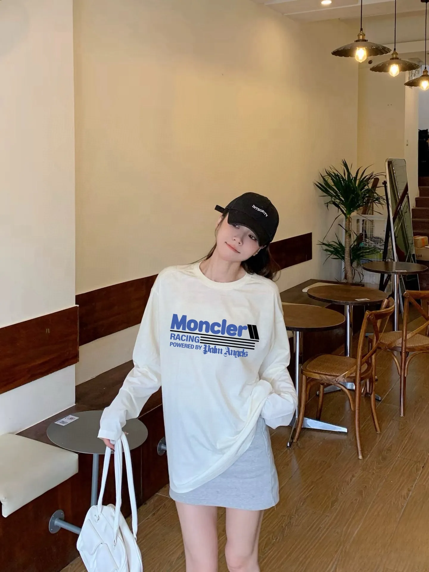 P170 Moncler 2025 new model, blue letter logo, same style for men and women, long-sleeved T-shirt ·Customized 300g 100% double yarn pure cotton fabric ·Dyeing 32 counts double-strand thread ·Collar label, hangtag, main mark and three labels complete Color: White Size: XS S M L