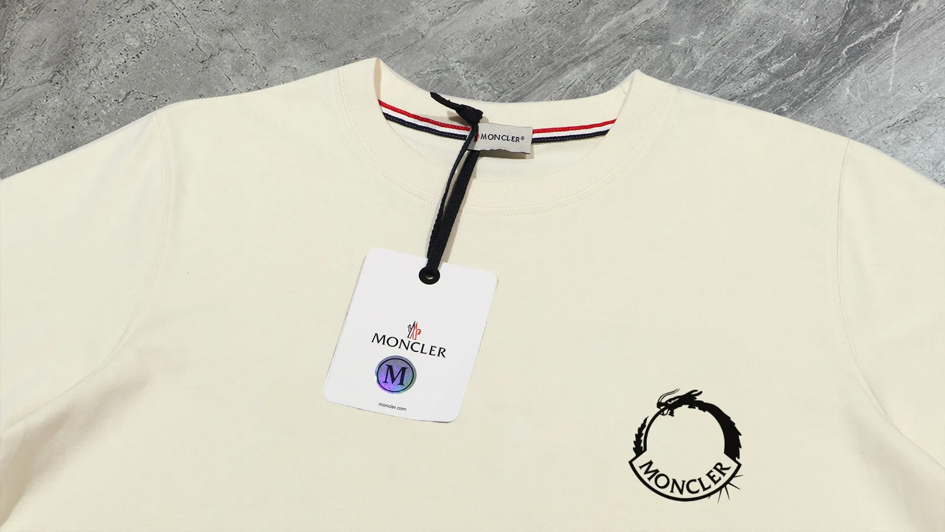 P140 💰Upgraded version "Mobile phone smart sensor ~ NFC chip armband ~ direct access to the official website for anti-counterfeiting" "Moncler ~ Mouth Mouth" 2025 new high-quality round neck short-sleeved T-shirt. The cuffs have imported embroidered labels. Customized dyeing, very comfortable to touch. Super versatile and good-looking short-sleeved. Complete with three labels. Non-market ordinary version. Feel free to compare. Quality is absolutely guaranteed! ‼ First of all, this original fabric is all custom-woven with 32-count double yarn fabric, 250G, and the weight is the same‼ Fine workmanship, double waistcoat method, double waistcoat method, double waistcoat method makes the whole dress more three-dimensional, which is not a craft that ordinary T-shirts can achieve🤪 Size: S-M-L-XL-2XL Color: black, white, apricot, same style for men and women