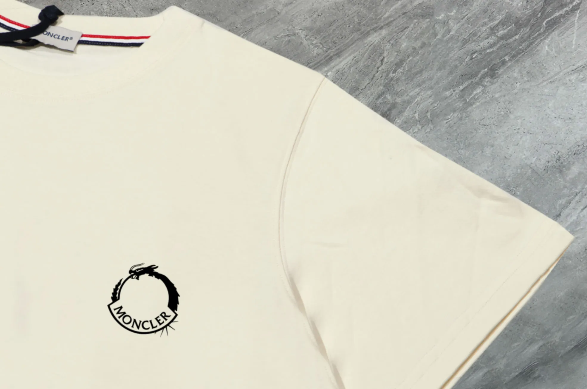 P140 💰Upgraded version "Mobile phone smart sensor ~ NFC chip armband ~ direct access to the official website for anti-counterfeiting" "Moncler ~ Mouth Mouth" 2025 new high-quality round neck short-sleeved T-shirt. The cuffs have imported embroidered labels. Customized dyeing, very comfortable to touch. Super versatile and good-looking short-sleeved. Complete with three labels. Non-market ordinary version. Feel free to compare. Quality is absolutely guaranteed! ‼ First of all, this original fabric is all custom-woven with 32-count double yarn fabric, 250G, and the weight is the same‼ Fine workmanship, double waistcoat method, double waistcoat method, double waistcoat method makes the whole dress more three-dimensional, which is not a craft that ordinary T-shirts can achieve🤪 Size: S-M-L-XL-2XL Color: black, white, apricot, same style for men and women