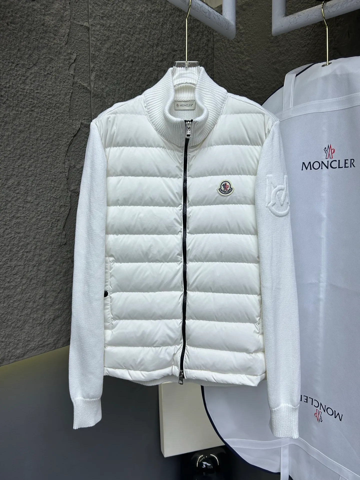 The P620 Moncler spliced ​​down jacket is made of wool blended fabric + down filling, which is warm and textured! The stand-up collar design is windproof and the zipper is easy to open and close. The main color is white with black edges, which is simple and elegant, making it stress-free to wear in autumn and winter. Size: 12345 Color: black and white