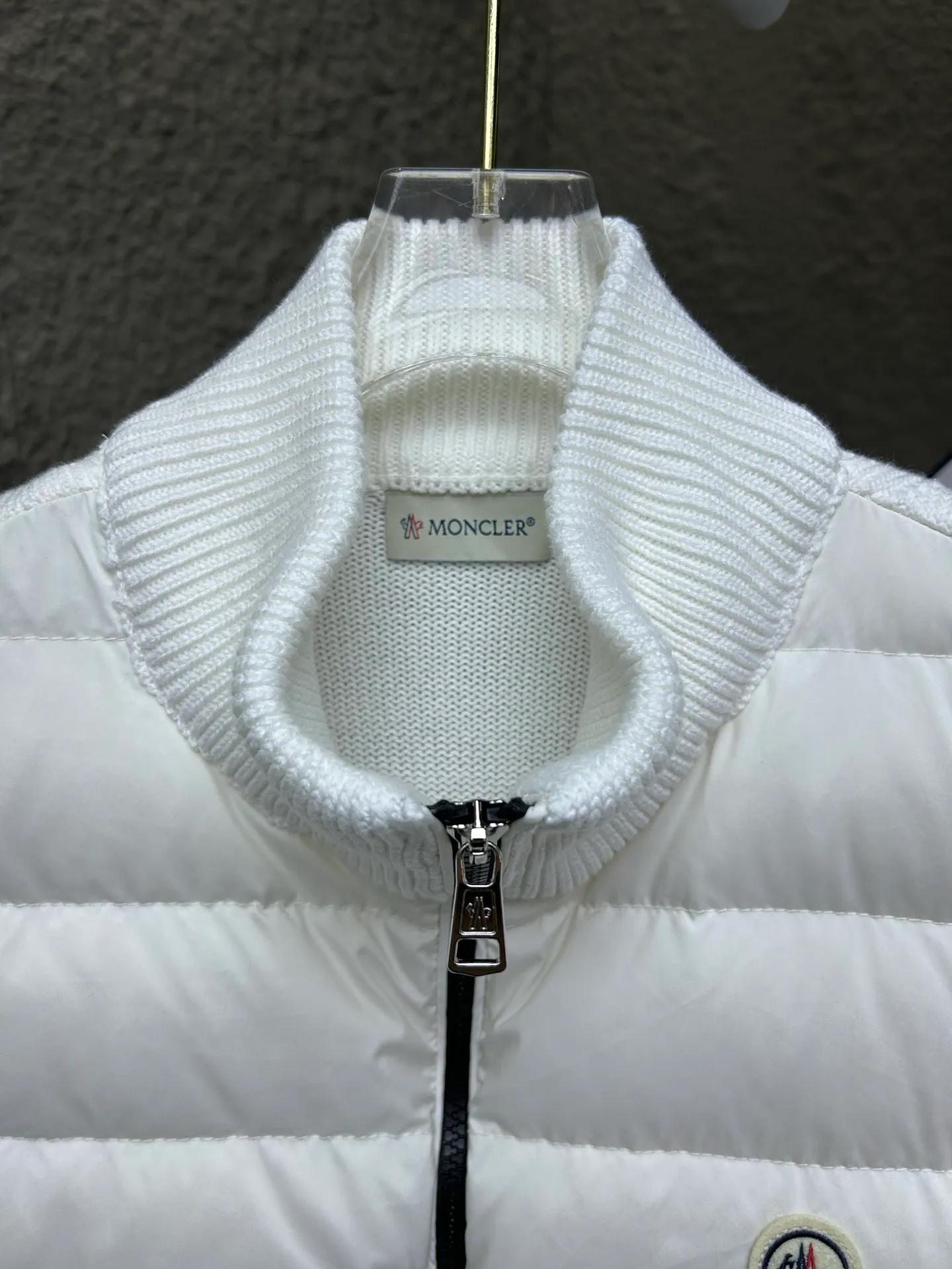 The P620 Moncler spliced ​​down jacket is made of wool blended fabric + down filling, which is warm and textured! The stand-up collar design is windproof and the zipper is easy to open and close. The main color is white with black edges, which is simple and elegant, making it stress-free to wear in autumn and winter. Size: 12345 Color: black and white