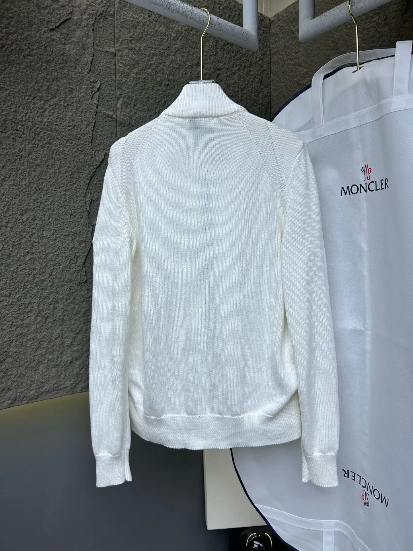 The P620 Moncler spliced ​​down jacket is made of wool blended fabric + down filling, which is warm and textured! The stand-up collar design is windproof and the zipper is easy to open and close. The main color is white with black edges, which is simple and elegant, making it stress-free to wear in autumn and winter. Size: 12345 Color: black and white