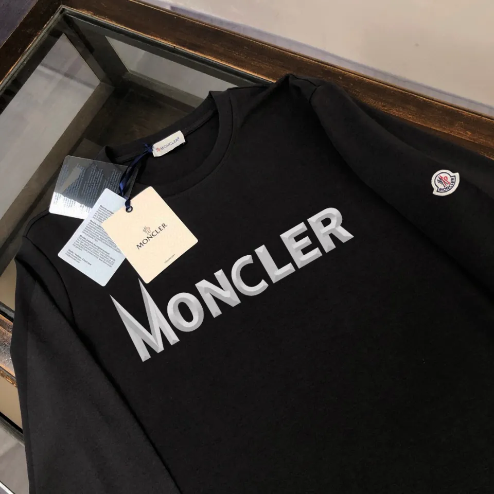 P180, a non-off-the-shelf model, you can trust it. Moncler printed long-sleeved T-shirt, 240g breathable cotton fabric, very soft and comfortable texture, does not shrink, does not deform, does not ball), can be worn alone as a base layer. Original customized accessories, collar label, care mark, hangtag, packaging (perfect details) Color: White Black Size: XS S M L