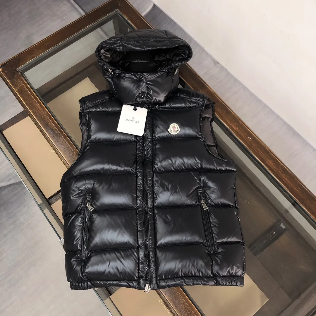 P580 MONCLER Mouth-mounted Couple's High Version Hooded Down Vest] Super popular item, made in a unique street punk style, couple's high-standard down vest jacket🔥 The hottest style at the moment🔥 Made of M's signature matte technical waterproof fabric, the fabric feels smooth and very textured, and is equipped with classic rectangular quilting to ensure the even distribution of down inside, bringing the ultimate warm and comfortable wearing experience, and it is also very fashionable and stylish! It is filled with imported European standard 90% velvet, which can effectively lock in and collect heat. You can feel its plump state by looking at the actual pictures. It is quite light on the upper body and does not feel bloated at all! The quality is definitely at the same level as the same counter. Friends who have ultra-high standards and pursuit of quality are recommended to buy it now👇 Color: Black (gray lining) Size: 1 2 3 4 5