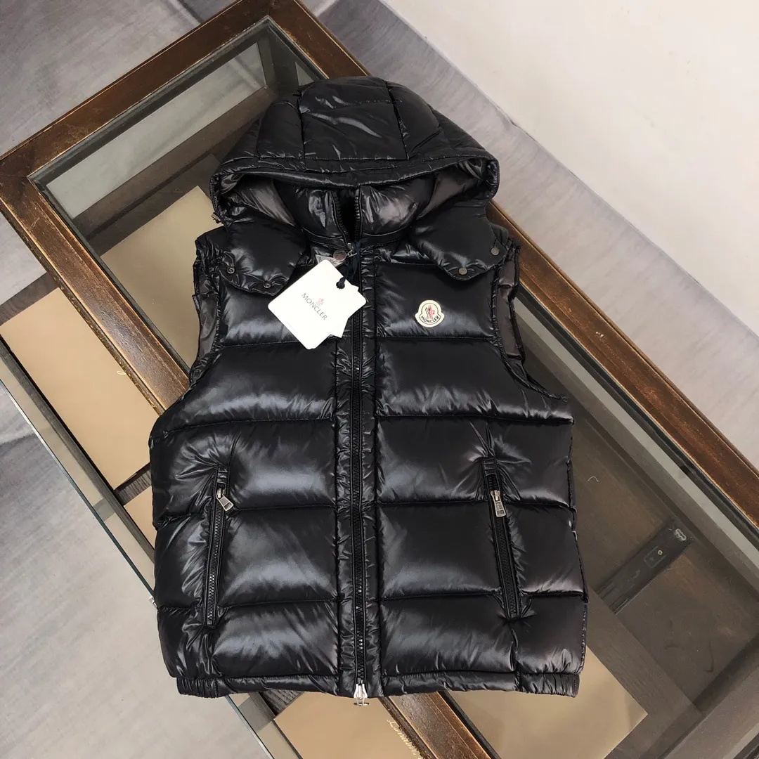 P580 MONCLER Mouth-mounted Couple's High Version Hooded Down Vest] Super popular item, made in a unique street punk style, couple's high-standard down vest jacket🔥 The hottest style at the moment🔥 Made of M's signature matte technical waterproof fabric, the fabric feels smooth and very textured, and is equipped with classic rectangular quilting to ensure the even distribution of down inside, bringing the ultimate warm and comfortable wearing experience, and it is also very fashionable and stylish! It is filled with imported European standard 90% velvet, which can effectively lock in and collect heat. You can feel its plump state by looking at the actual pictures. It is quite light on the upper body and does not feel bloated at all! The quality is definitely at the same level as the same counter. Friends who have ultra-high standards and pursuit of quality are recommended to buy it now👇 Color: Black (gray lining) Size: 1 2 3 4 5