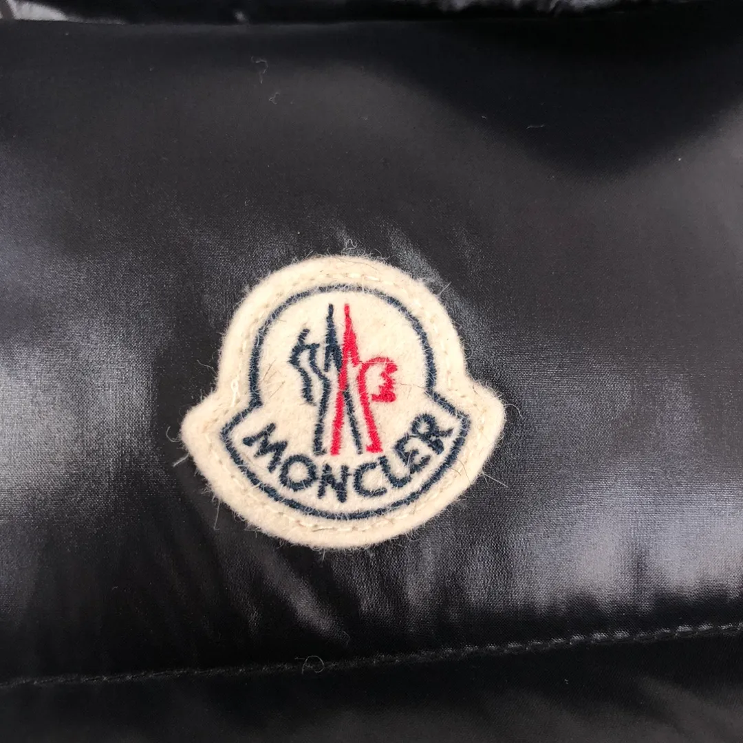 P580 MONCLER Mouth-mounted Couple's High Version Hooded Down Vest] Super popular item, made in a unique street punk style, couple's high-standard down vest jacket🔥 The hottest style at the moment🔥 Made of M's signature matte technical waterproof fabric, the fabric feels smooth and very textured, and is equipped with classic rectangular quilting to ensure the even distribution of down inside, bringing the ultimate warm and comfortable wearing experience, and it is also very fashionable and stylish! It is filled with imported European standard 90% velvet, which can effectively lock in and collect heat. You can feel its plump state by looking at the actual pictures. It is quite light on the upper body and does not feel bloated at all! The quality is definitely at the same level as the same counter. Friends who have ultra-high standards and pursuit of quality are recommended to buy it now👇 Color: Black (gray lining) Size: 1 2 3 4 5