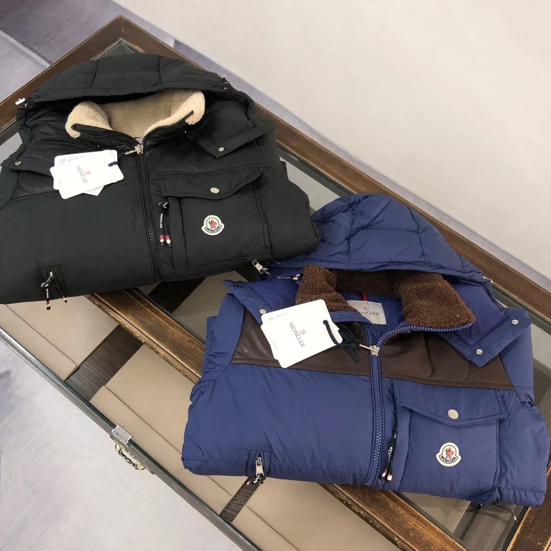 P1080 🆕⬆️Moncler Braye short men's down jacket jacket (imported sheepskin➕lamb wool splicing) 90 duck down filling Braye down jacket is made of water-repellent fabric, with wool trim and removable hood, it is the ideal companion for men's outdoor adventures!   Designed with exploration in mind, the Braye down jacket is made from water-repellent nylon. The cropped silhouette has a stand-up collar and is lined with the wool of a classic bomber jacket, a nod to the first aviators to fly over the North Pole. The chest patch pocket is inspired by the brand’s iconic Karakorum jacket, inspired by the first Italian explorers to summit K2. •Made from water-repellent fabric •Polyester lining •Down filling •Collar with fleece lining and snap-stud closure •Removable, adjustable hood with water-repellent fabric lining •Front and back yoke •Zip closure •Zip pockets •Leather pocket lip and chest pocket flap •Cuffs with snap closure •Elastic drawstring hem Size: 1-2-3-4-5 (M~3xl)