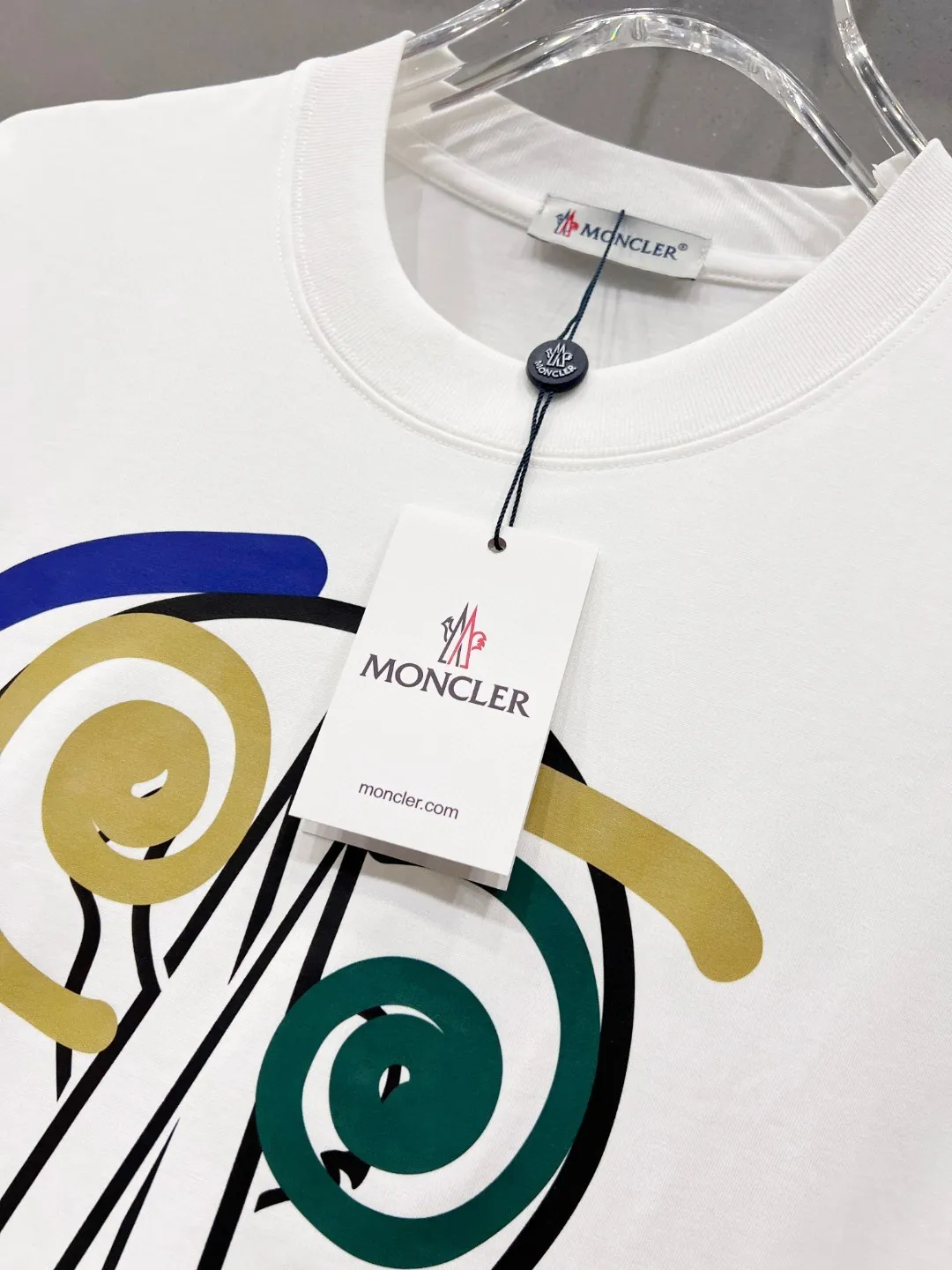 P190 (available on the same day, ready for stock) Moncler’s exclusive first-ever high-definition The fabric is made of 280 grams of heavyweight pure cotton, customized with 32 counts of double thread, and washed twice for ready-to-wear. The fabric is comfortable and skin-friendly. It is custom-dyed fabric with high textile density and good drape. It is not easy to deform or shrink. The thick texture and compact spinning process will not affect the breathability of the fabric. The saturation of the color is very high. The imported flocking and foaming technology is used to create a good upper body effect. It is a versatile and good-looking short sleeve. The loose version covers the flesh and looks slim. size: S~XL Color: White Black