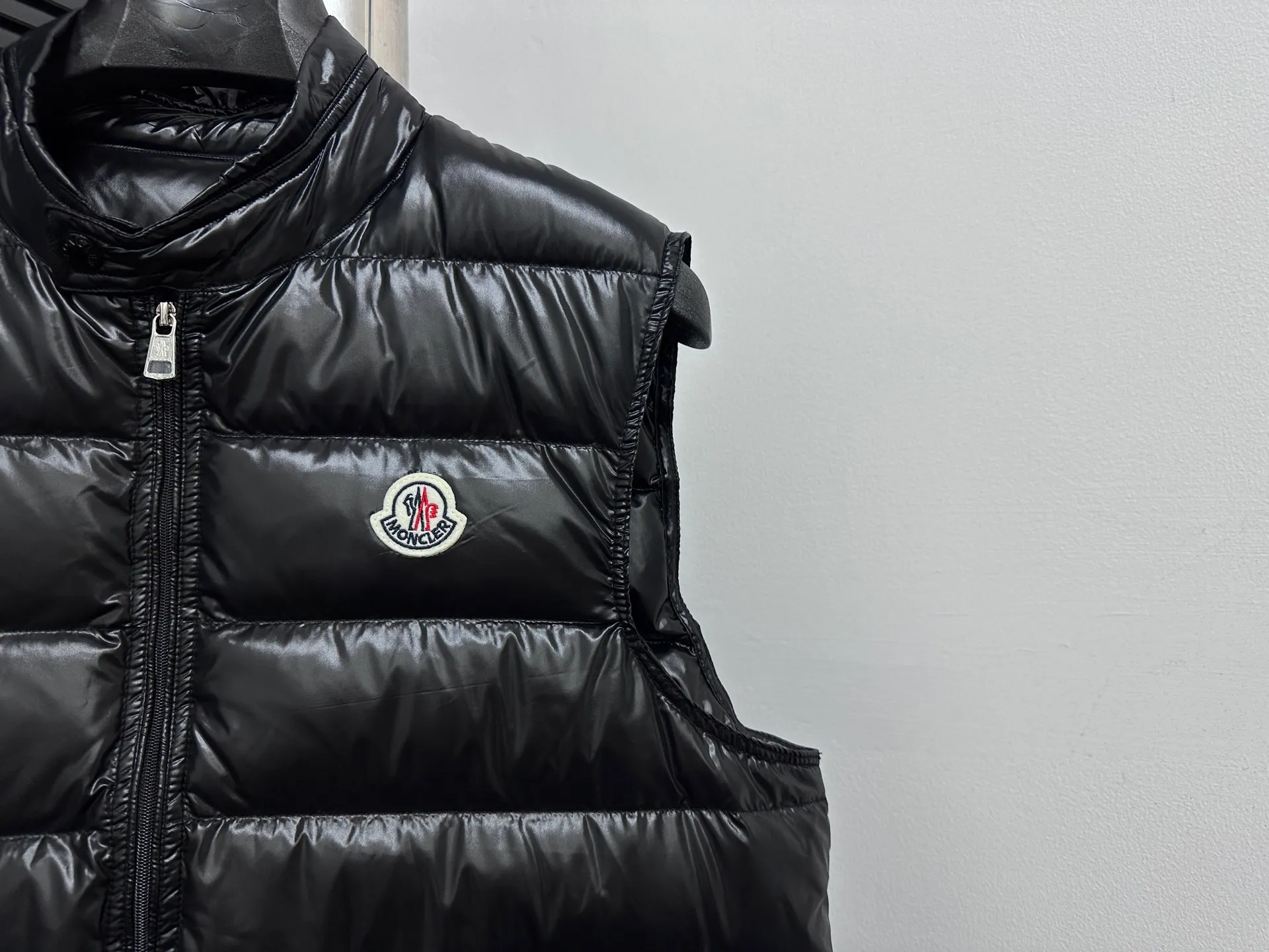 P580 [Moncler] Moncler’s premium stand-up collar is back! Mon Autumn and winter new evergreen series classic Maya model! The most sought-after and popular series in the classic main line, over-the-counter and official purchases are basically based on rush. This year's Maya has improved on the basis of previous classics. The most intuitive thing is the fabric. The latest high-end customized shiny nylon is completely the same as the original. The fabric details and hardware are truly the same as the original. Hot models are destined to be mixed with good and bad. Please feel free to compare and the quality of the sincere work can be judged! A timeless classic product, we sincerely invite all fans to interpret and explore this product together. This will definitely be the best decision you have ever made! Details: Super smooth two-way zipper, the zipper and color remain the same. Detachable oversized windproof down hood, connected with five snap buttons of the same color. One circle is designed with an adjustable elastic drawstring, making you feel safe in the wind or snow. The two sides are designed with diagonal closed pockets, which not only meet the needs of carrying things but also keep your hands warm. There are also pockets on the chest and sleeves inside, which is thoughtful for those who don’t like it. Size: 1-6