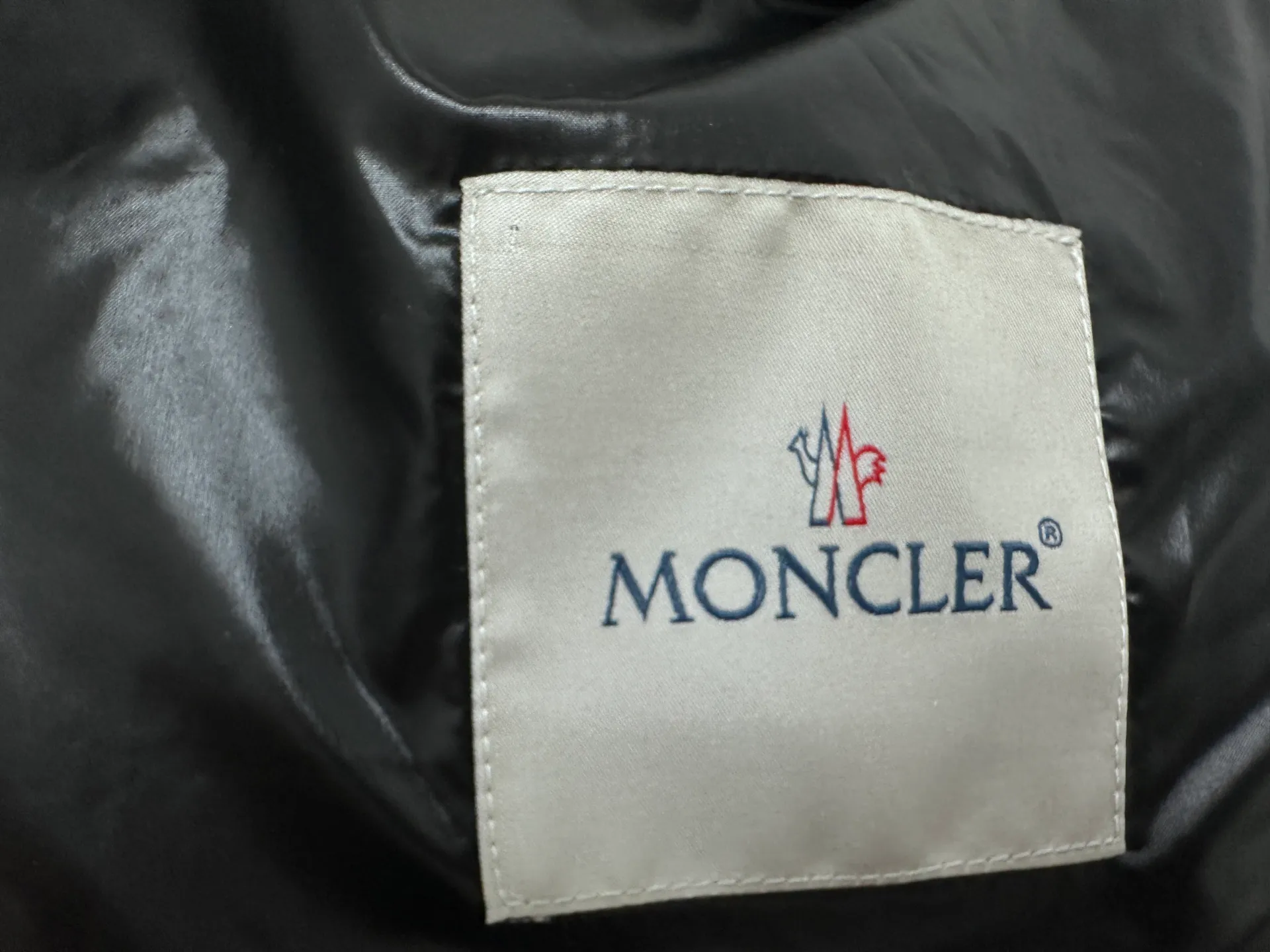 P580 [Moncler] Moncler’s premium stand-up collar is back! Mon Autumn and winter new evergreen series classic Maya model! The most sought-after and popular series in the classic main line, over-the-counter and official purchases are basically based on rush. This year's Maya has improved on the basis of previous classics. The most intuitive thing is the fabric. The latest high-end customized shiny nylon is completely the same as the original. The fabric details and hardware are truly the same as the original. Hot models are destined to be mixed with good and bad. Please feel free to compare and the quality of the sincere work can be judged! A timeless classic product, we sincerely invite all fans to interpret and explore this product together. This will definitely be the best decision you have ever made! Details: Super smooth two-way zipper, the zipper and color remain the same. Detachable oversized windproof down hood, connected with five snap buttons of the same color. One circle is designed with an adjustable elastic drawstring, making you feel safe in the wind or snow. The two sides are designed with diagonal closed pockets, which not only meet the needs of carrying things but also keep your hands warm. There are also pockets on the chest and sleeves inside, which is thoughtful for those who don’t like it. Size: 1-6