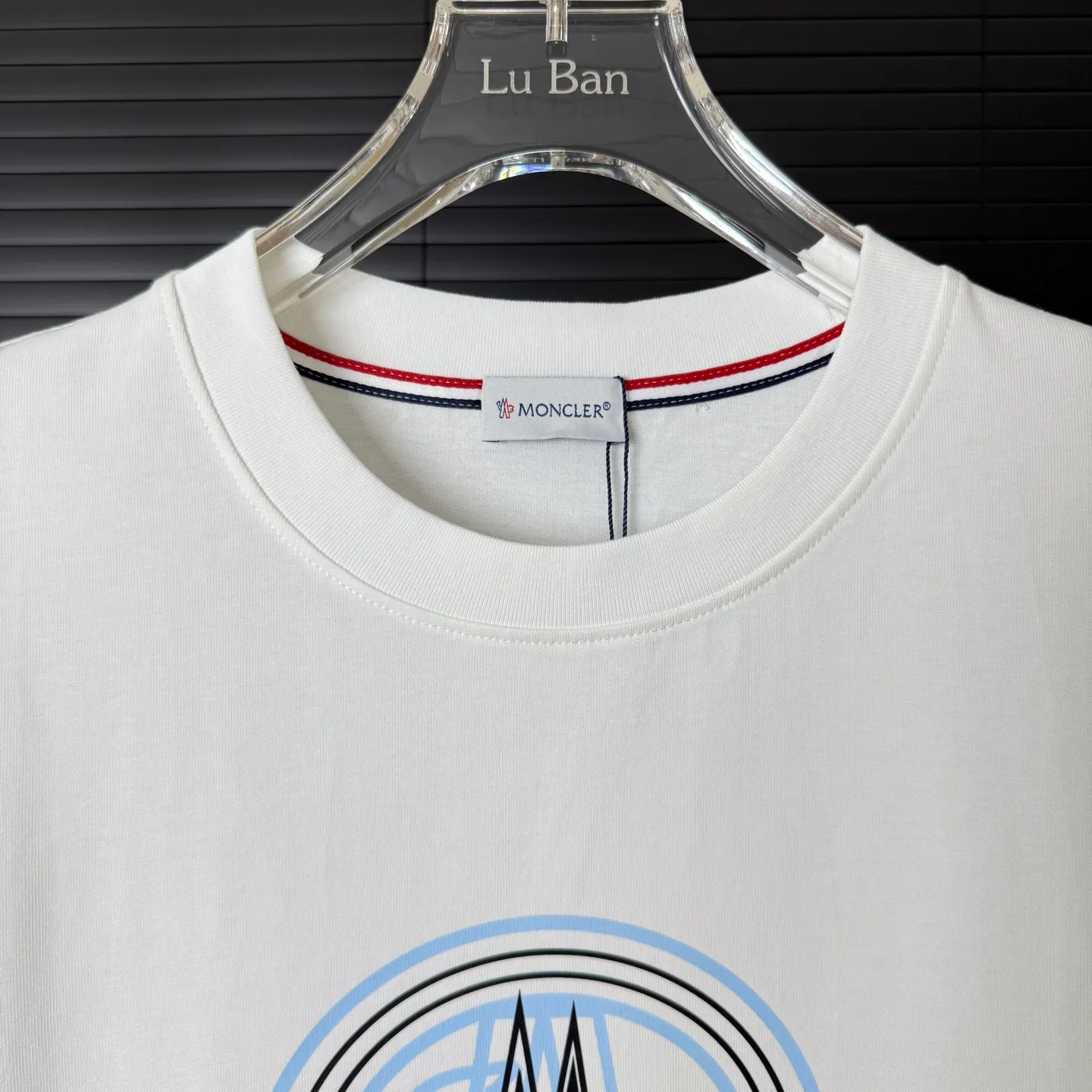 P170 A230 (Long-term replenishment, next day arrival) MONCLER/Mask, ghosting, offset printing, letter LOGO round neck short-sleeved T-shirt, exclusive first launch high-definition The fabric is made of 300 grams of heavyweight pure cotton, customized with 32 double-strand threads. The ready-made garments are washed twice. The fabric is comfortable and skin-friendly. The customized textile has high density and good drape. It is not easy to deform or shrink. The thick texture and compact spinning process will not affect the breathability of the fabric. The color saturation is very high. Imported Tajima embroidery technology has a good upper body effect. It is a versatile and good-looking short sleeve. The loose version covers the flesh and looks slim. size: S~XL Color: white black