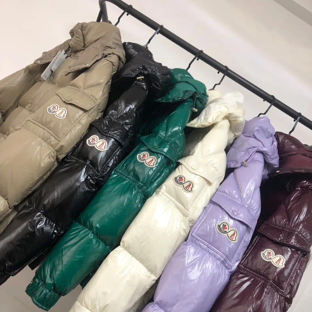 P800 Moncler Maya 70 Short Down Jacket Ivory The iconic men's Moncler Maya 70 down jacket is highly recognizable and is specially designed to celebrate the brand's 70th anniversary. The Moncler Maya down jacket has been reinterpreted specifically to celebrate Moncler's 70th anniversary, and the iconic silhouette has been refreshed in new colors. A classic example of the brand's DNA, it's made from shiny lacquered nylon and embellished with signature rectangular quilting. A classic, cropped design that spans seasons and fashions, the removable hood features a statement silhouette, removable hood and adjustable hem. The sleeves are decorated with the brand's signature classic patch pockets and a patchwork logo designed to celebrate the 70th anniversary. Color: black, ivory white, basalt gray, purple, cabin brown, forest green, code number: 1-2-3-4-5 (M～3xl)