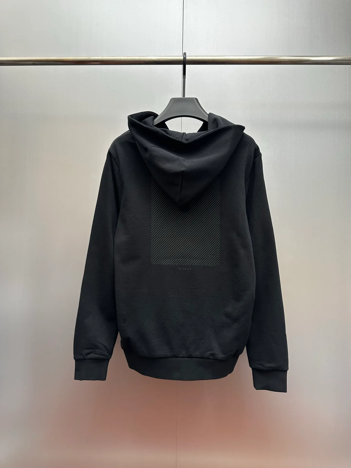 P470 MONCLER hooded cotton same color sweatshirt with back logo, purchased and developed by genuine 6150, 420g new Maybach combed cotton terry sweatshirt material, 480g 2*2 100% cotton combed cotton rib, fabric enzyme washed, high temperature heat transfer, customized 1:1 plastic label, customized 1:1 trademark, fitted version size: S M L XL