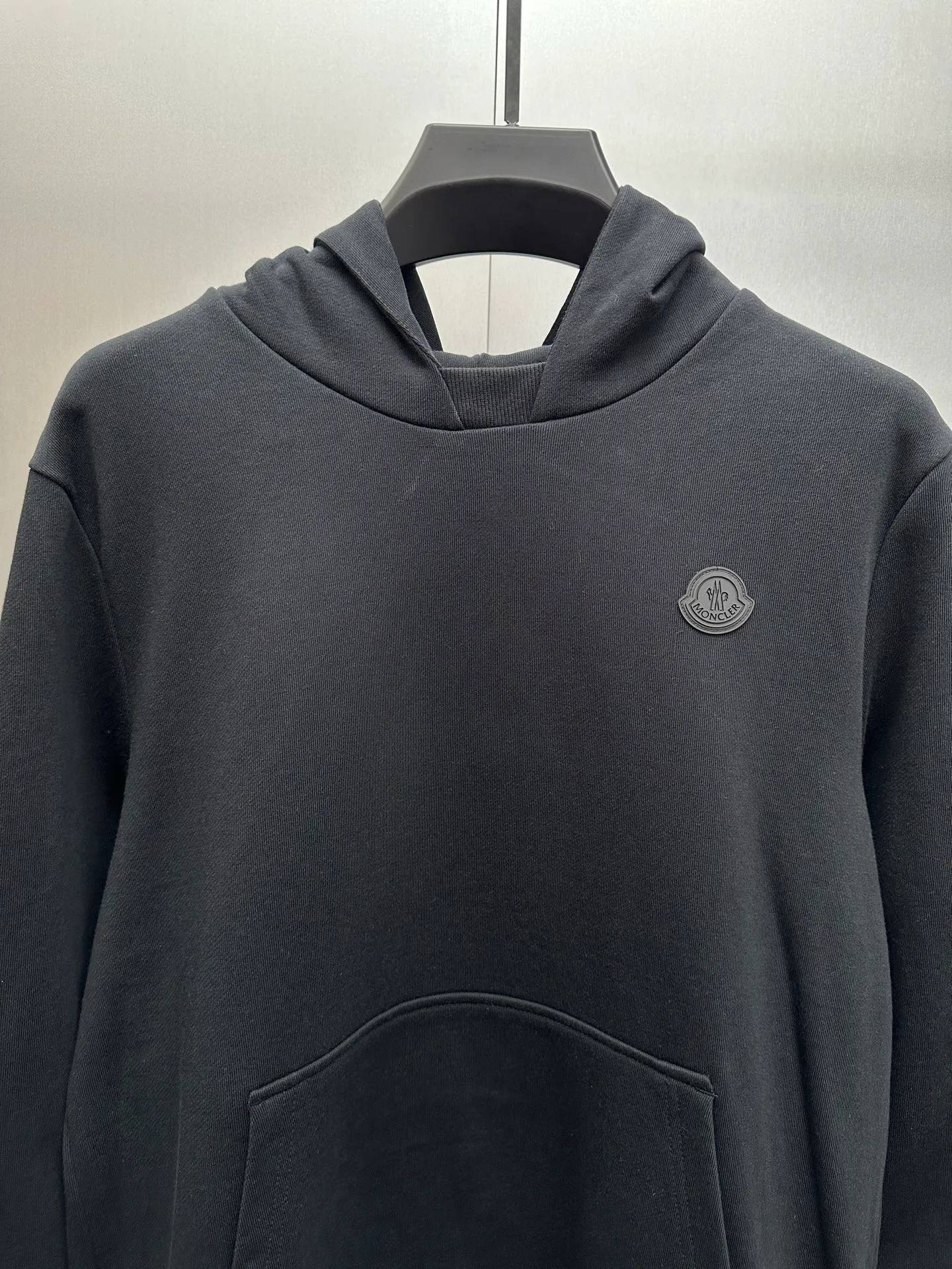 P470 MONCLER hooded cotton same color sweatshirt with back logo, purchased and developed by genuine 6150, 420g new Maybach combed cotton terry sweatshirt material, 480g 2*2 100% cotton combed cotton rib, fabric enzyme washed, high temperature heat transfer, customized 1:1 plastic label, customized 1:1 trademark, fitted version size: S M L XL